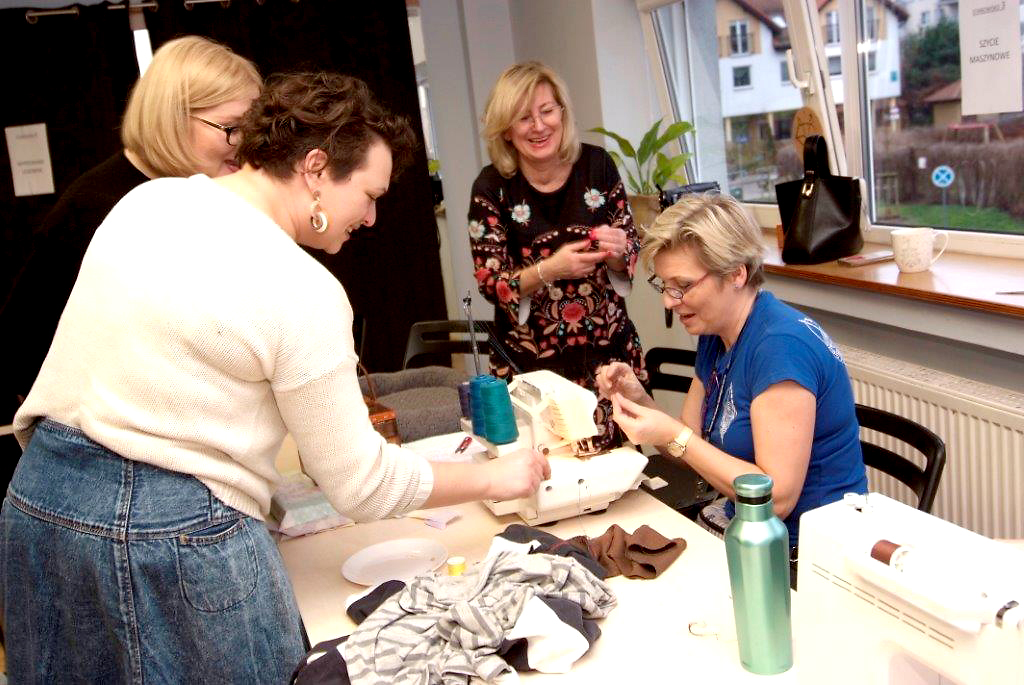 Ela Konieczna podczas akcji "Szyjemy dla Ciapkowa" w lutym 2020. Fot.  Aleksander Trafas, Laboratorium Innowacji Społecznych