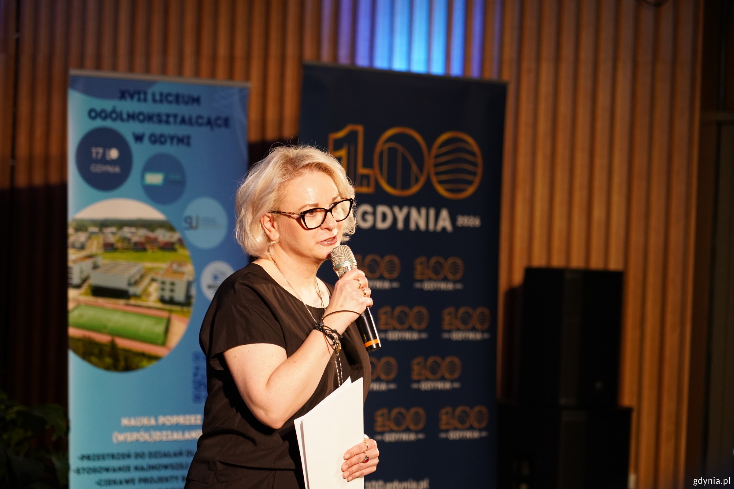 Joanna Szymańska,&nbsp;wicedyrektor&nbsp;Zespołu Szk&oacute;ł Og&oacute;lnokształcących nr 8 w Gdyni podczas otwarcia 6. edycji konkursu