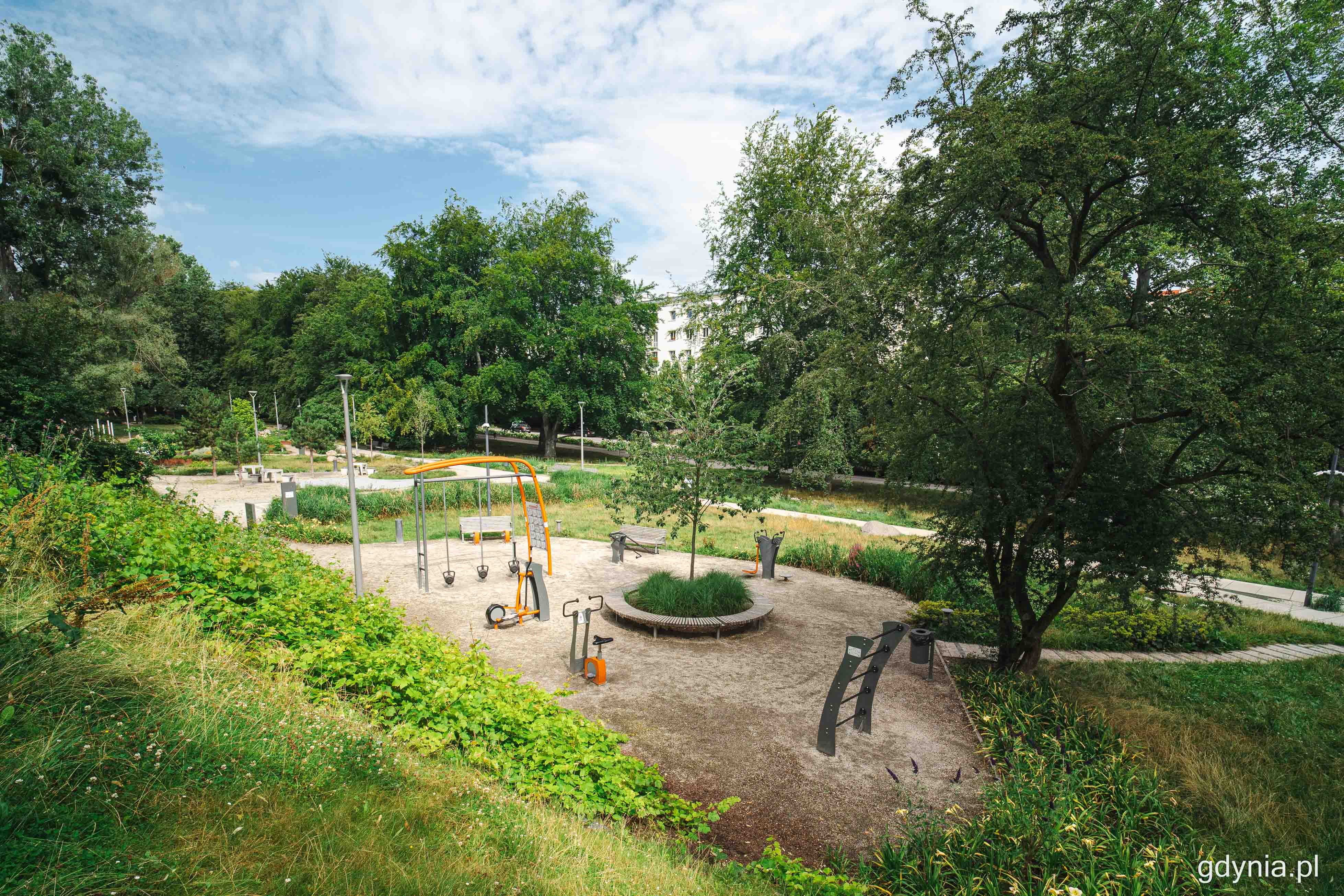 Zewnętrzna siłownia dla użytkownik&oacute;w w r&oacute;żnym wieku, fot. Kamil Złoch