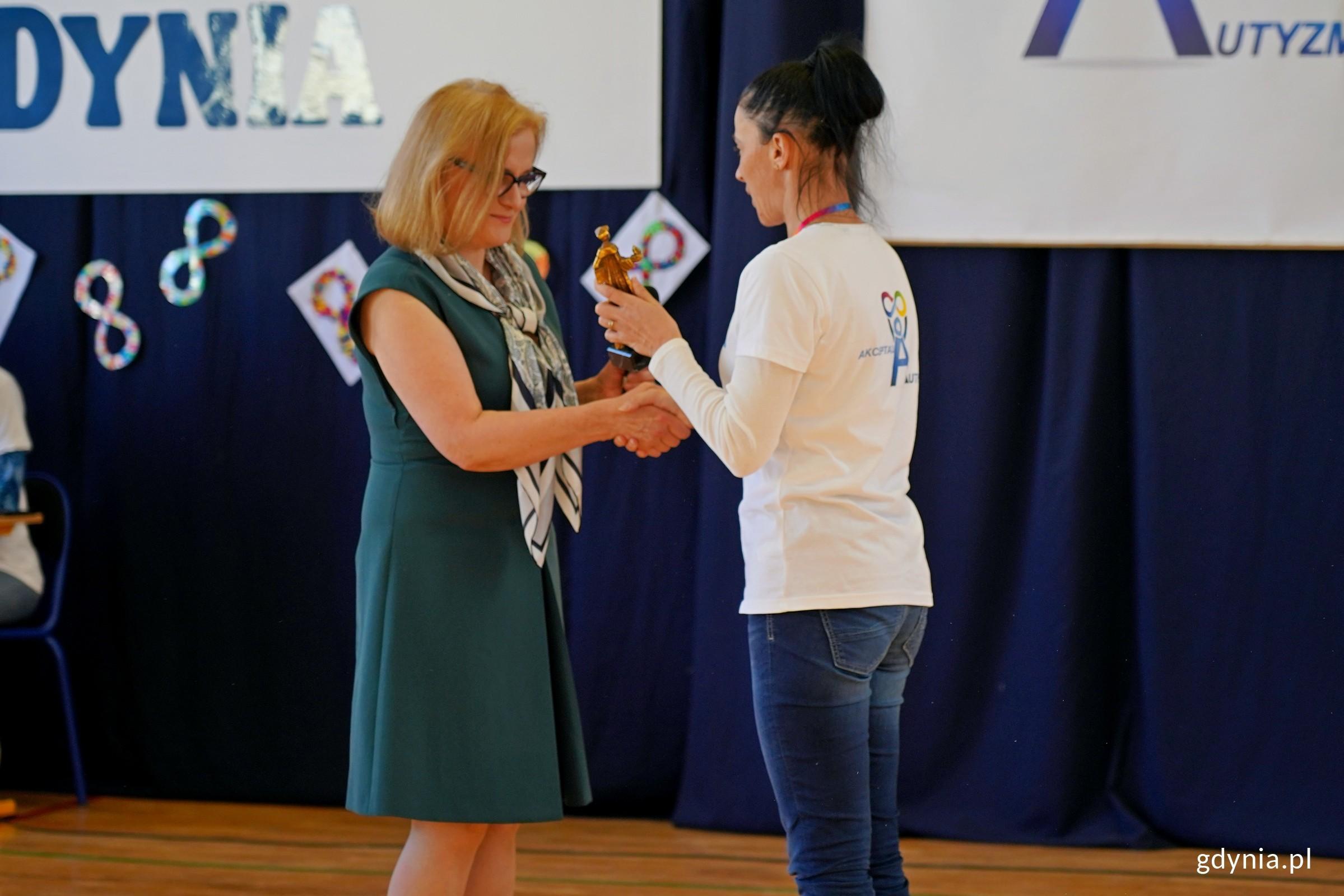 Bożena Lorenz &ndash; przewodnicząca rady rodzic&oacute;w przekazuje statuetkę dyrektorce ZSS nr 17 &ndash; Jolancie Tomporowskiej (fot. Magdalena Czernek)