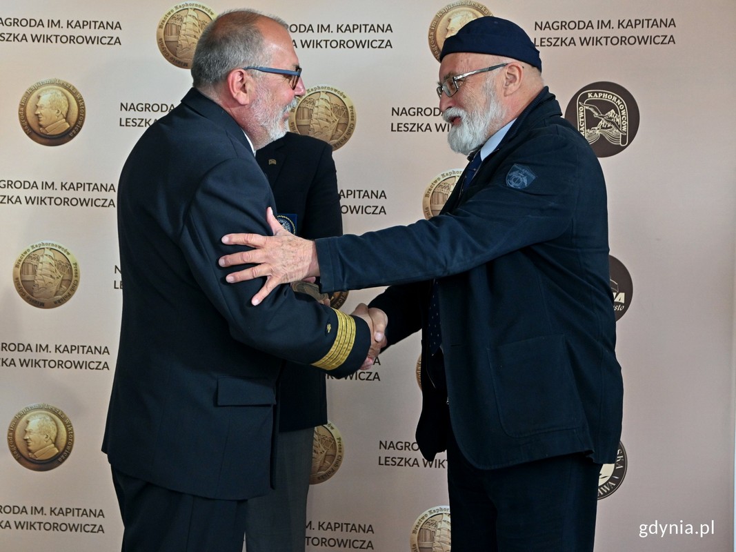 Piotr Kulczycki, organizator &bdquo;Niebieskiej Szkoły&rdquo; i armator żaglowca STS &bdquo;Fryderyk Chopin&rdquo; (po prawej) odbiera Nagrodę im. Kapitana Leszka Wiktorowicza z rąk kpt. ż. w. Mariusza Wiktorowicza &ndash; syna kapitana Wiktorowicza i przewodniczącego kapituły // fot. Magdalena Czernek