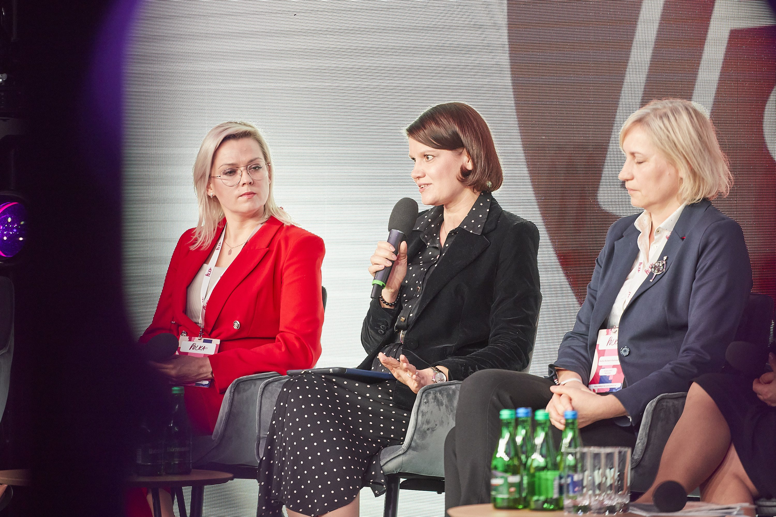 Od lewej: Marta Majewska - burmistrz Hrubieszowa, wiceprezydent Gdyni Katarzyna Gruszecka-Spychała i Anita Richert-Kaźmierska - zastępca w&oacute;jta gminy Kolbudy podczas konferencji &bdquo;Polka XXI wieku&rdquo; // fot. materiały Fundacji Projekt PL