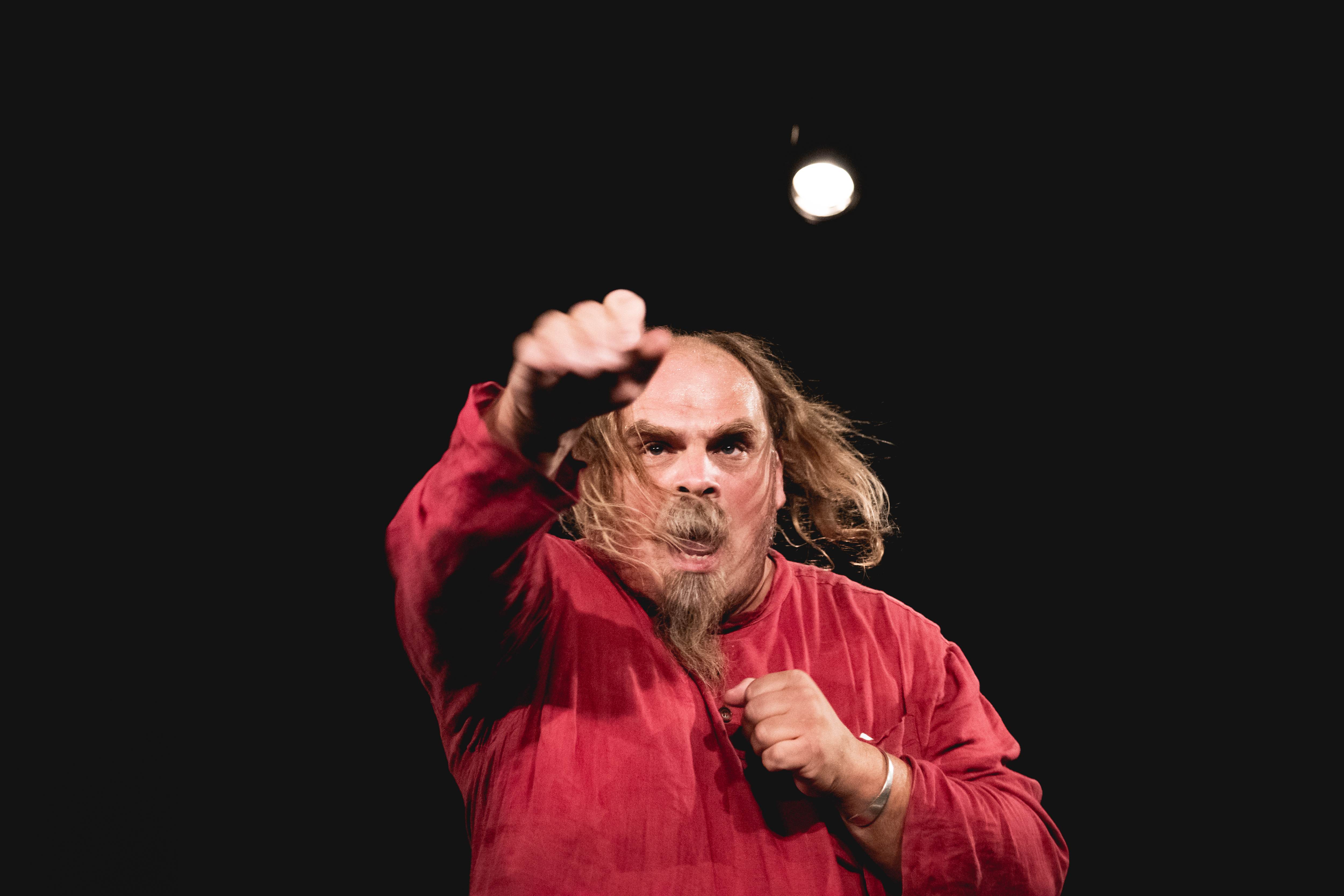 Zdj. ze spektaklu pt. &bdquo;A ja żyję bardzo&rdquo; // fot. Michal Wojtarowicz