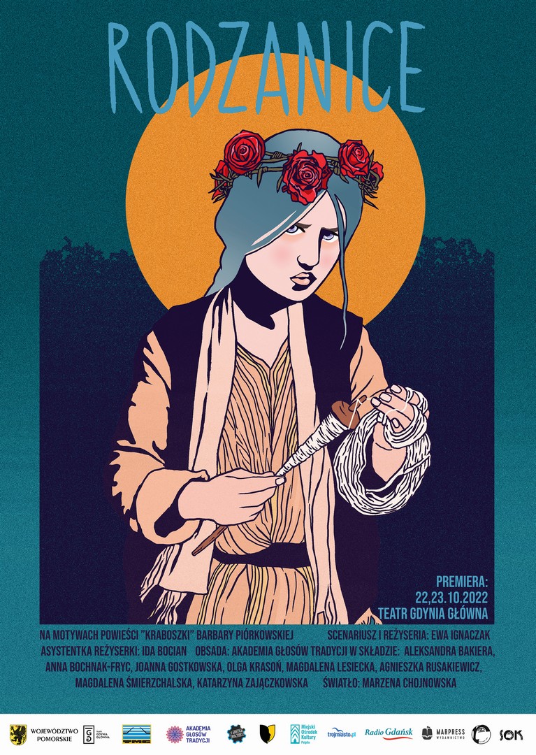 Plakat promujący spektakl "Rodzanice". Przedstawia kobietę w wianku z r&oacute;ż i cierni, kt&oacute;ra trzyma w rękach wrzeciono i nitkę. Całość jest zaprezentowana na niebiesko-granatowym tle. U g&oacute;ry znajduje się napis: Rodzanice. Na dole informacje o spektaklu oraz logo sponsor&oacute;w i patron&oacute;w medialnych. Autorka: Marta Frej