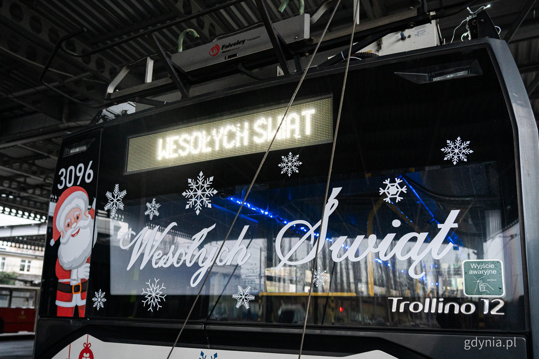Szyba tylna trolejbusu, napis Wesołych Świąt, widoczny pantograf