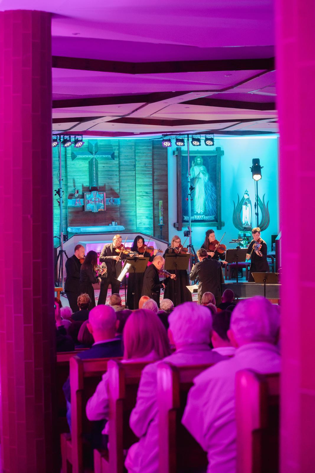 Cappella Gedanensis wraz z dyrygentem Przemysławem Fiugajskim podczas koncertu &bdquo;Barokowy kunszt: Bach w oryginalnym brzmieniu epoki&rdquo;, kt&oacute;ry zakończył 26. edycję festiwalu Gdynia Classica Nova // fot. Anna Rezulak