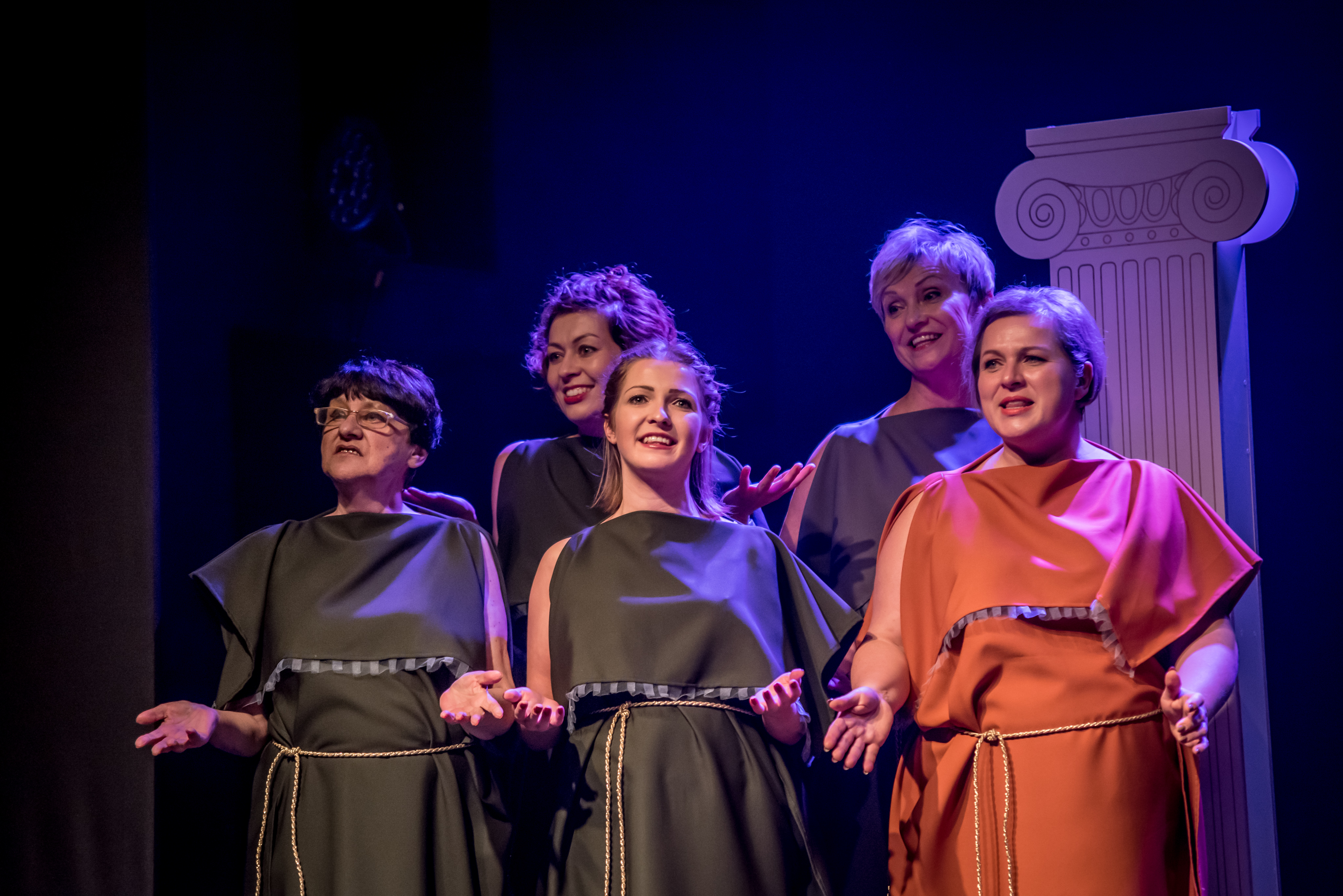 Na zdj. Maryla Wolska (pierwsza z lewej) w spektaklu &bdquo;Stara baba. Tragedia antyczna", fot. Sebastian Mul