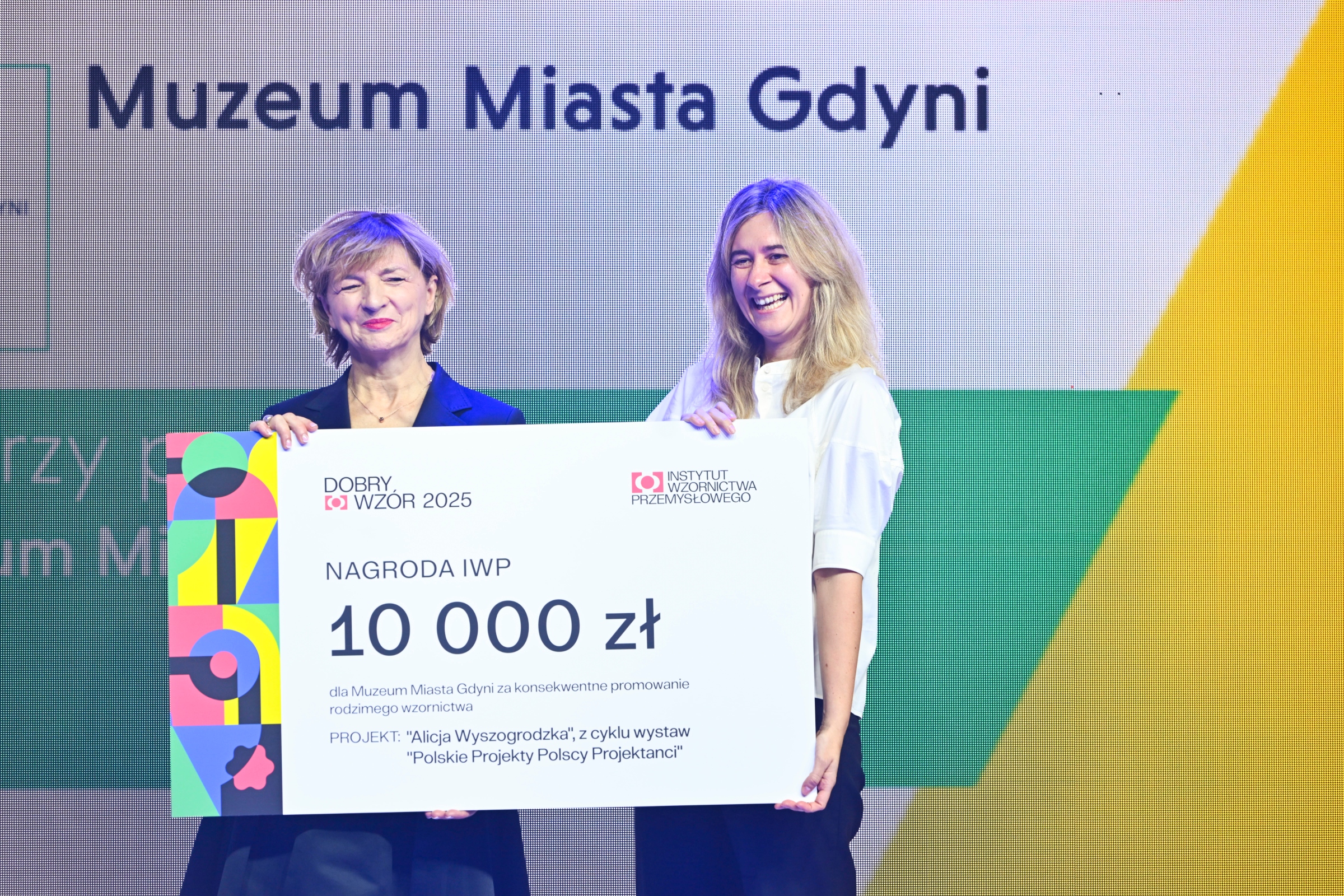 Karin Moder &ndash; dyrektorka Muzeum Miasta Gdyni i dr Anna Śliwa &ndash; kierownik Działu Sztuki Muzeum Miasta Gdyni z nagrodą Instytutu Wzornictwa Przemysłowego podczas gali rozdania nagr&oacute;d &bdquo;Dobry Wz&oacute;r&rdquo; 