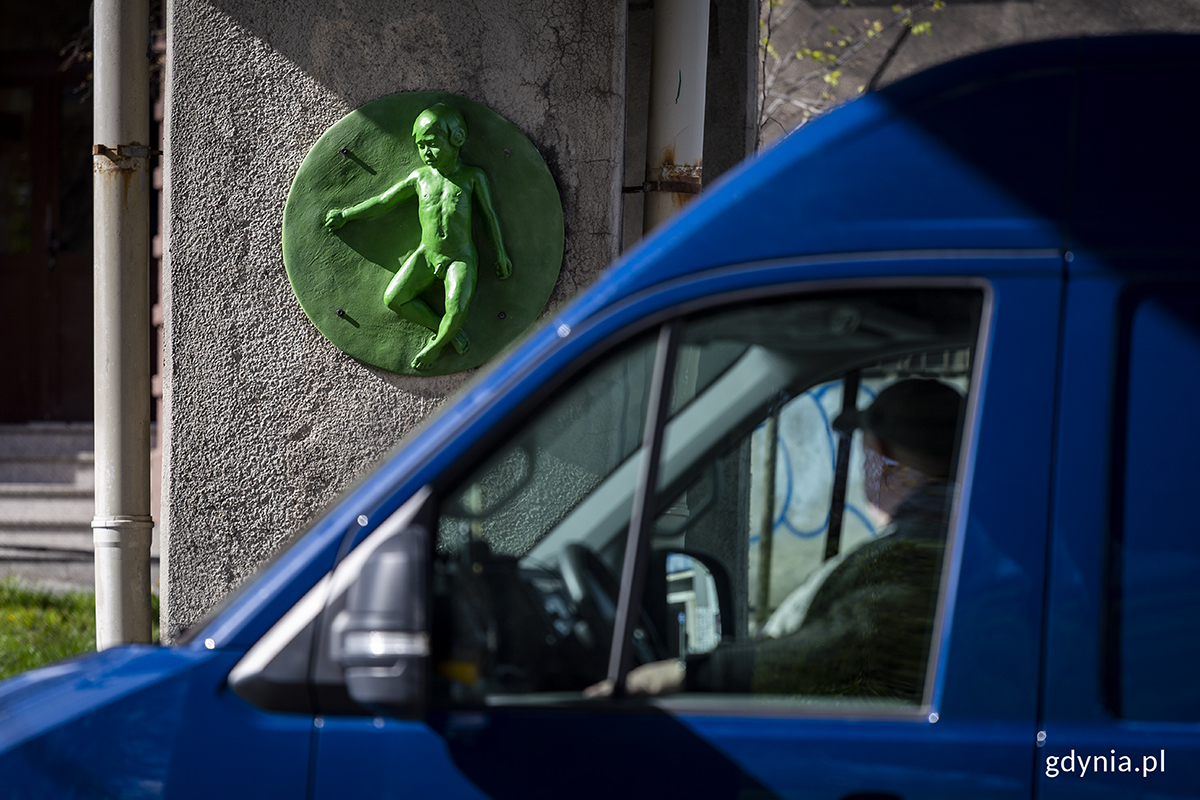 Rzeźba najbardziej rzuca się w oczy z pojazd&oacute;w przejeżdżających pod kładką. Fot. Przemysław Kozłowski