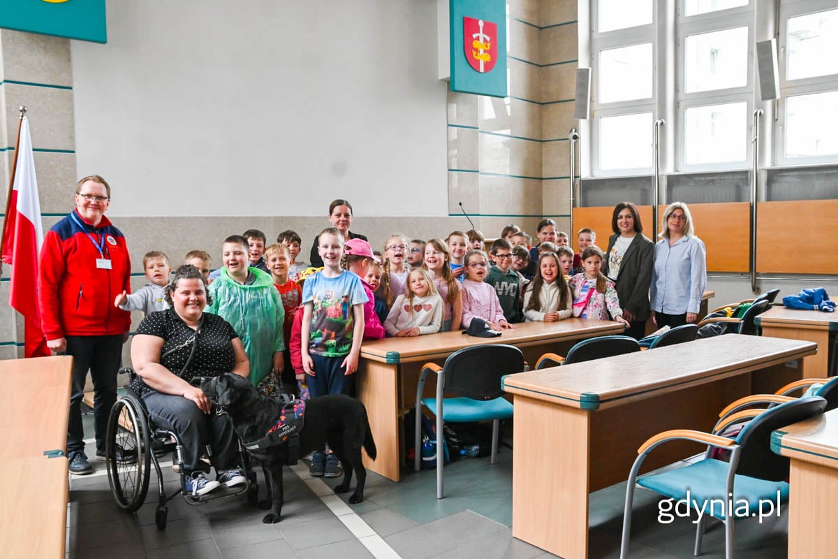 Prezydent Gdyni Aleksandra Kosiorek, wiceprezydentka gdyni Oktawia Gorzeńska, Marta Czachor z Wydziału Dostępności, Paweł Kurski z Urzędu Miasta gdyni z uczniami klasy 1a i 1b SP 25 w Gdyni ich opiekunami.