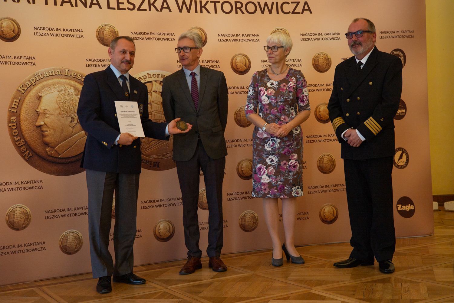 Uroczystość przyznania nagr&oacute;d odbyła się w Warszawie. Wzięli w niej udział członkowie kapituły oraz sami laureaci &ndash; kpt. Mariusz Koper oraz kpt. Cezary Bartosiewicz, fot. http://leszekwiktorowicz.pl/