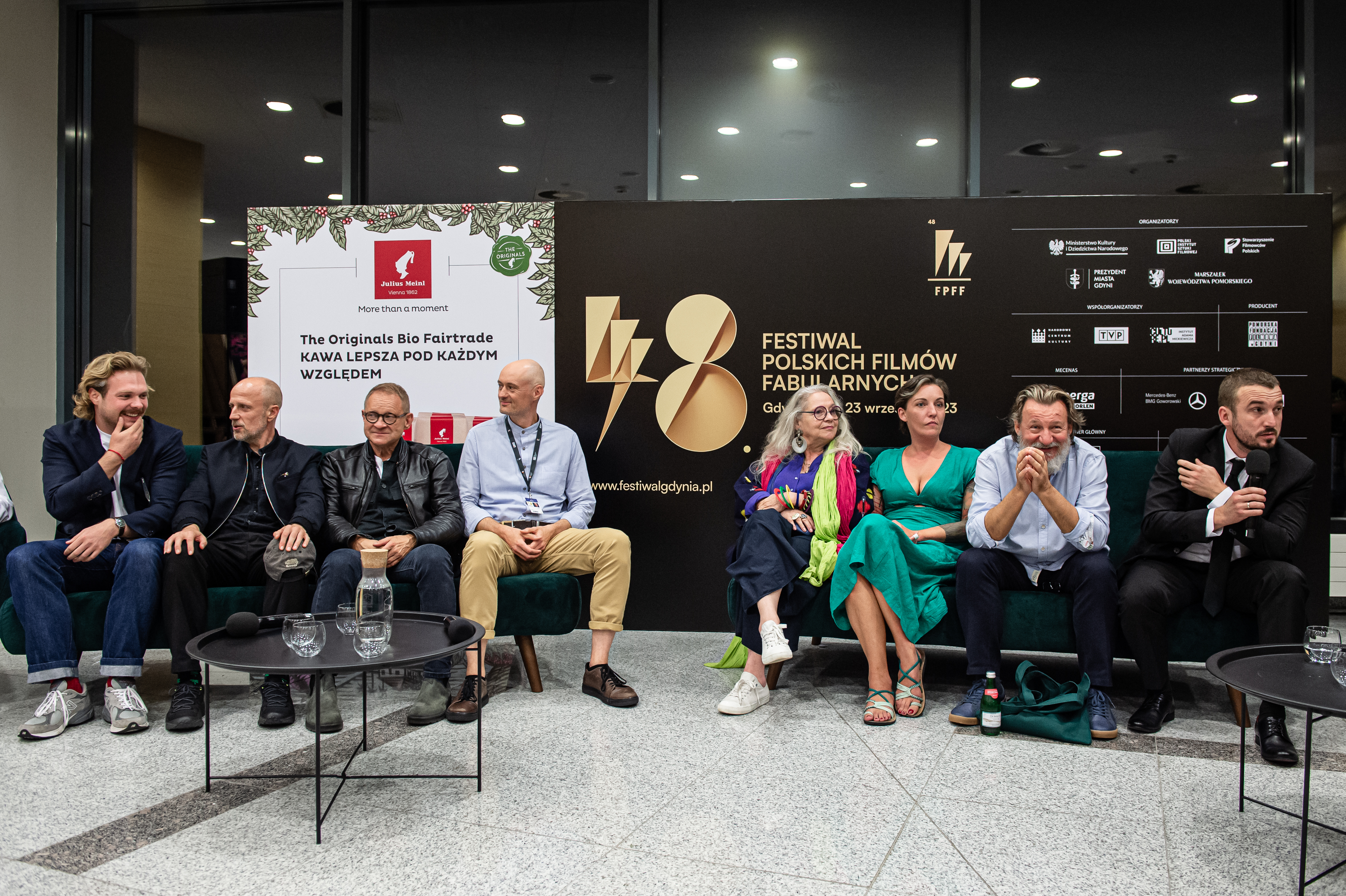 Foyer Teatru Muzycznego, na fotelach siedzi kilka os&oacute;b, aktorzy, filmowcy, film "Kos"