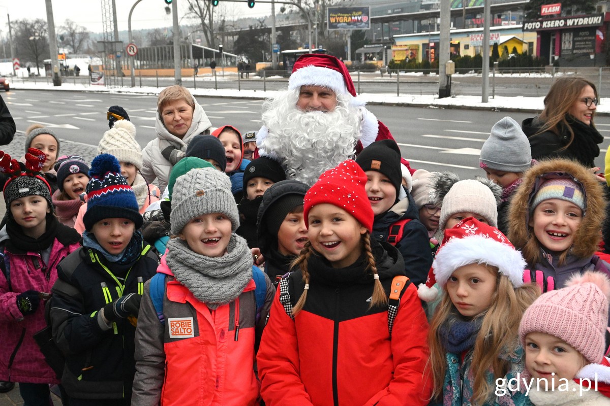 Mikołaj z grupą dzieci 