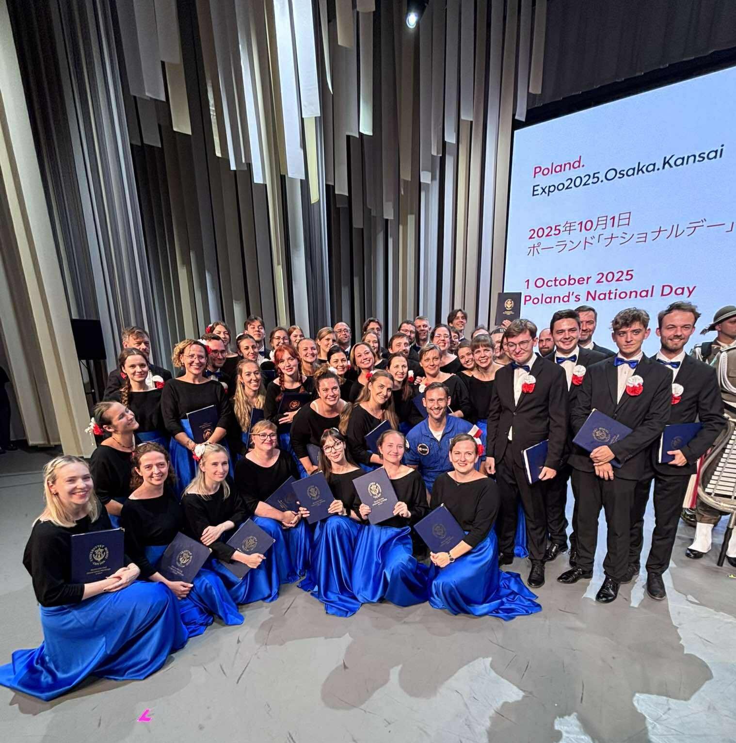 Akademicki Ch&oacute;r Uniwersytetu Morskiego w Gdyni z astronautą Sławoszem Uznańskim-Wiśniewskim podczas Narodowego Dnia Polski na Expo 2025 w Osace 