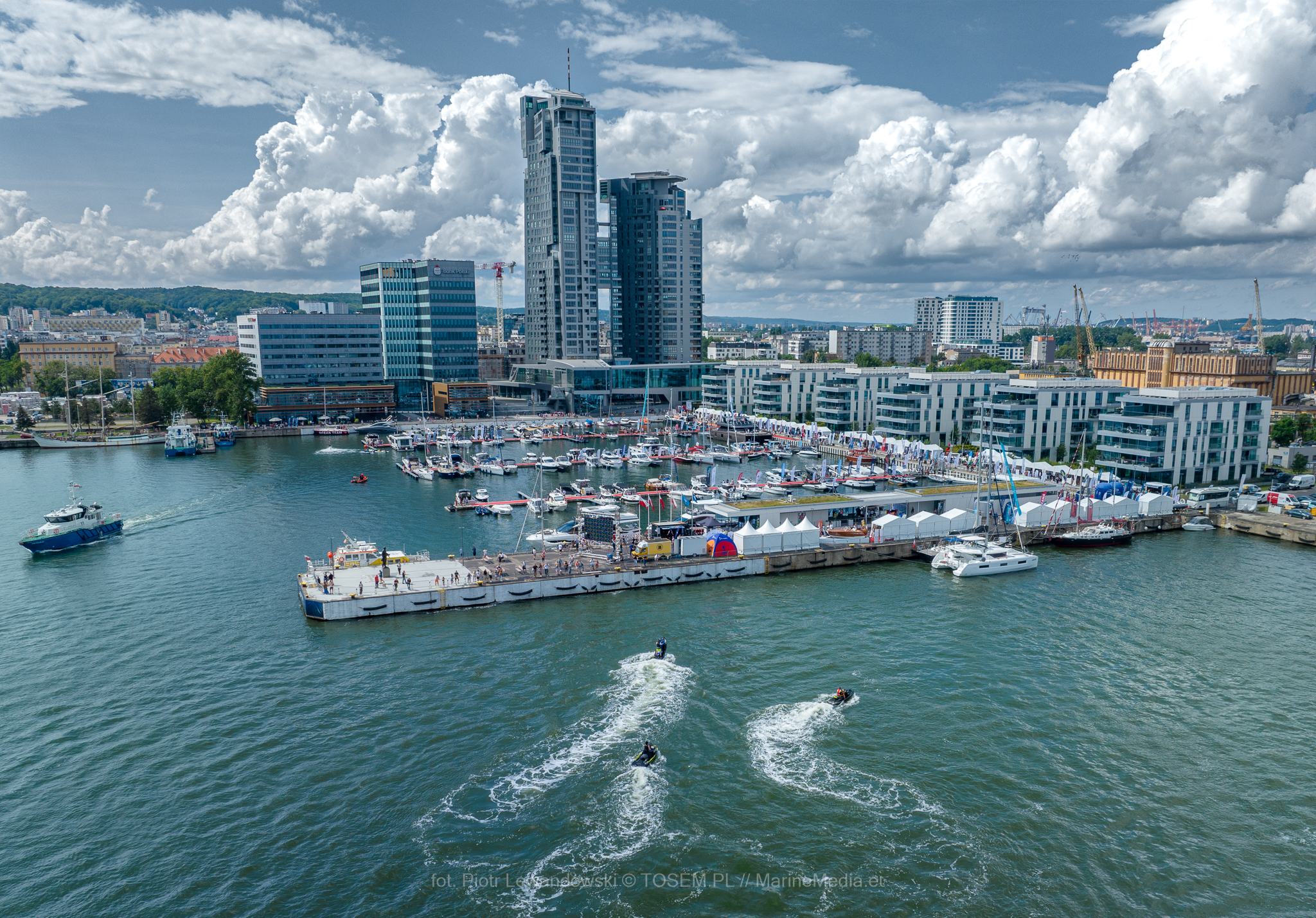 Basen Mariny Yacht Park Gdynia, marina jachtowa, Sea Towers, widoczne skutery wodne, bosmanat, namioty na nabrzeżu, miasto
