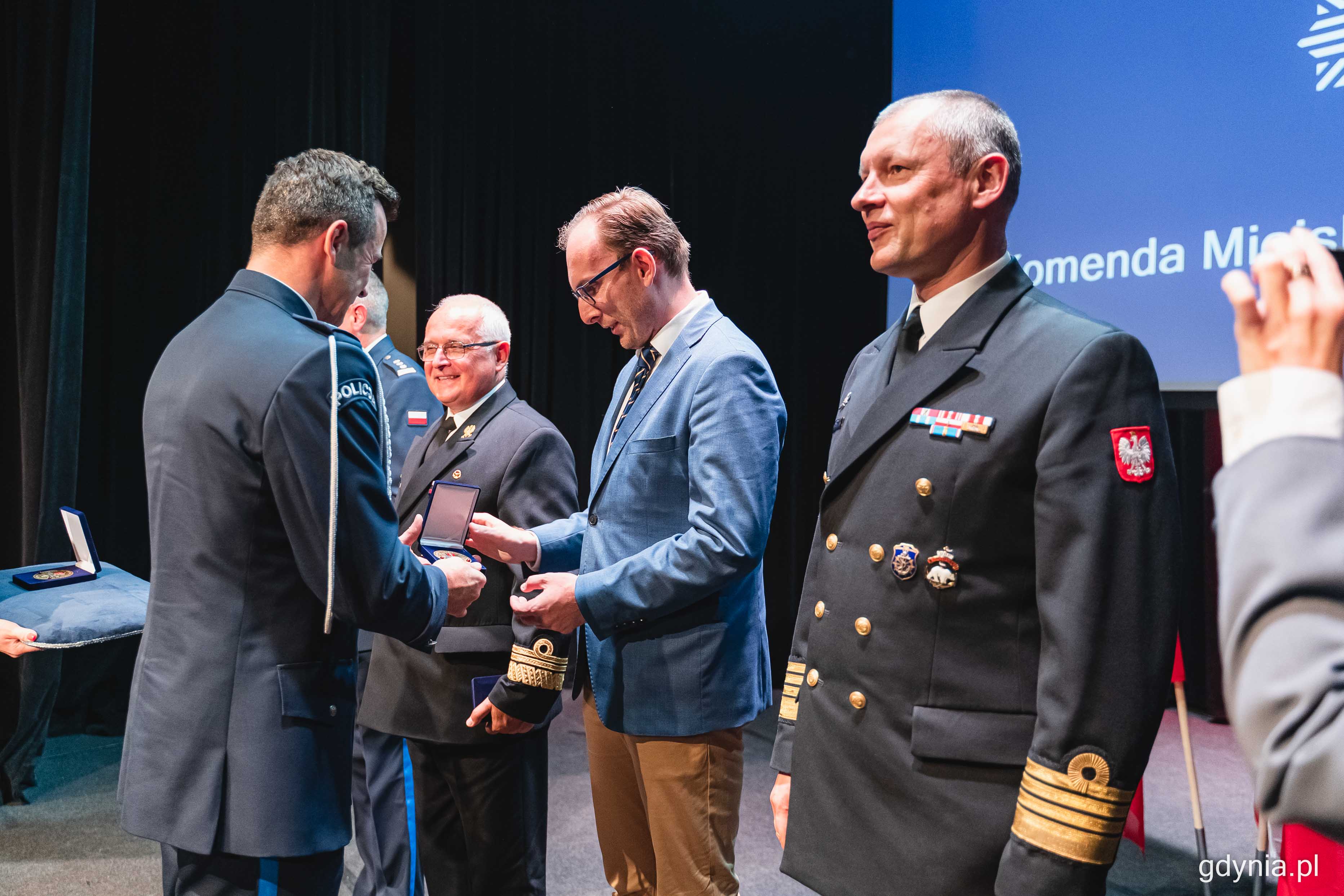 Jakub Ubych, wiceprzewodniczący Rady Miasta Gdyni odbiera podziękowania za wsp&oacute;łpracę od Komendanta Miejskiego Policji w Gdyni, insp. Sławomira Pachury, fot. Kamil Złoch