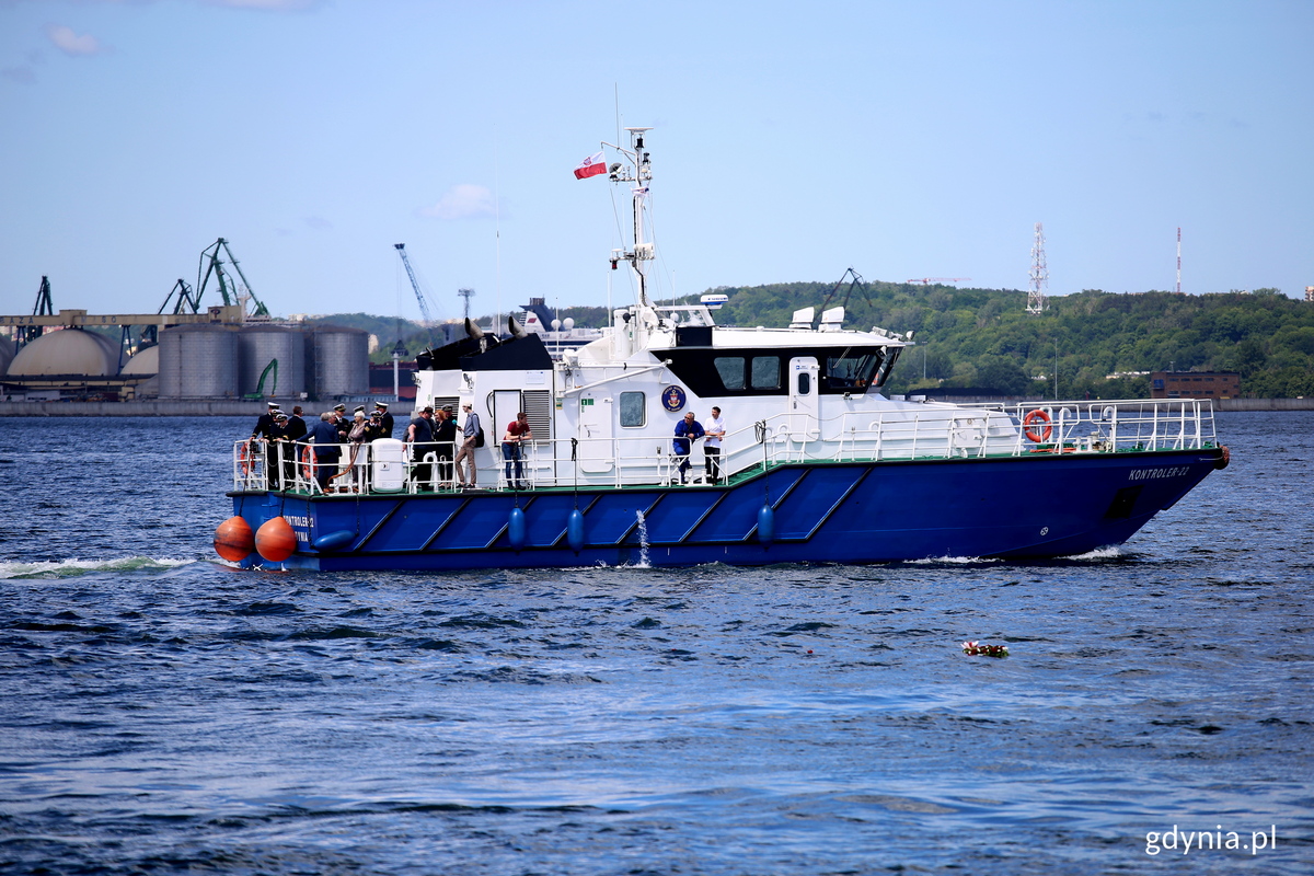 Statek Kontroler 22 zgodnie z ceremoniałem trzykrotnie opływa wieniec rzucony na wodę. Fot. Przemysław Kozłowski