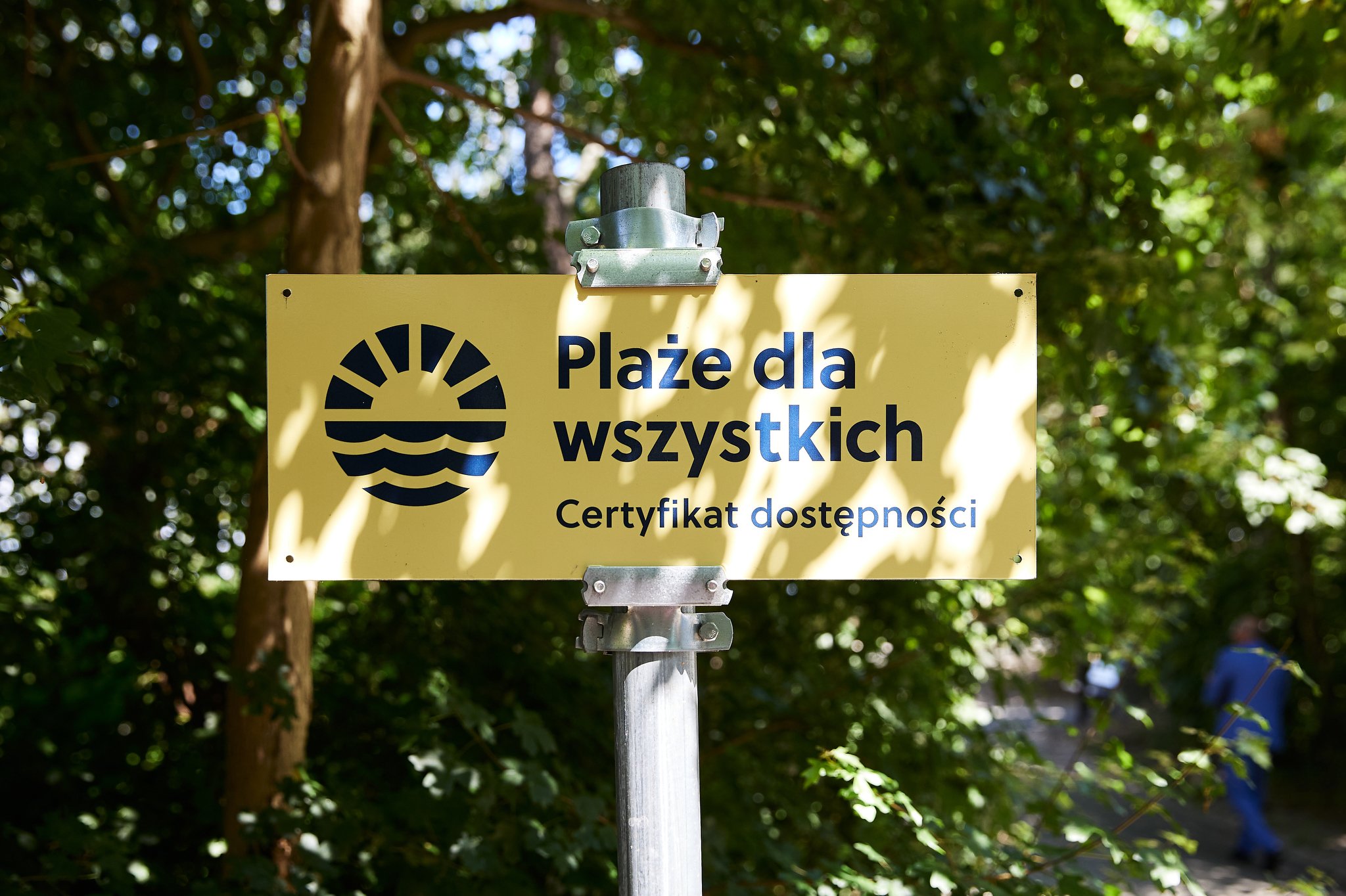 Oznaczenie plaży z certyfikatem "Plaże dla Wszystkich". Źr&oacute;dło: Fundacja Machina Zmian