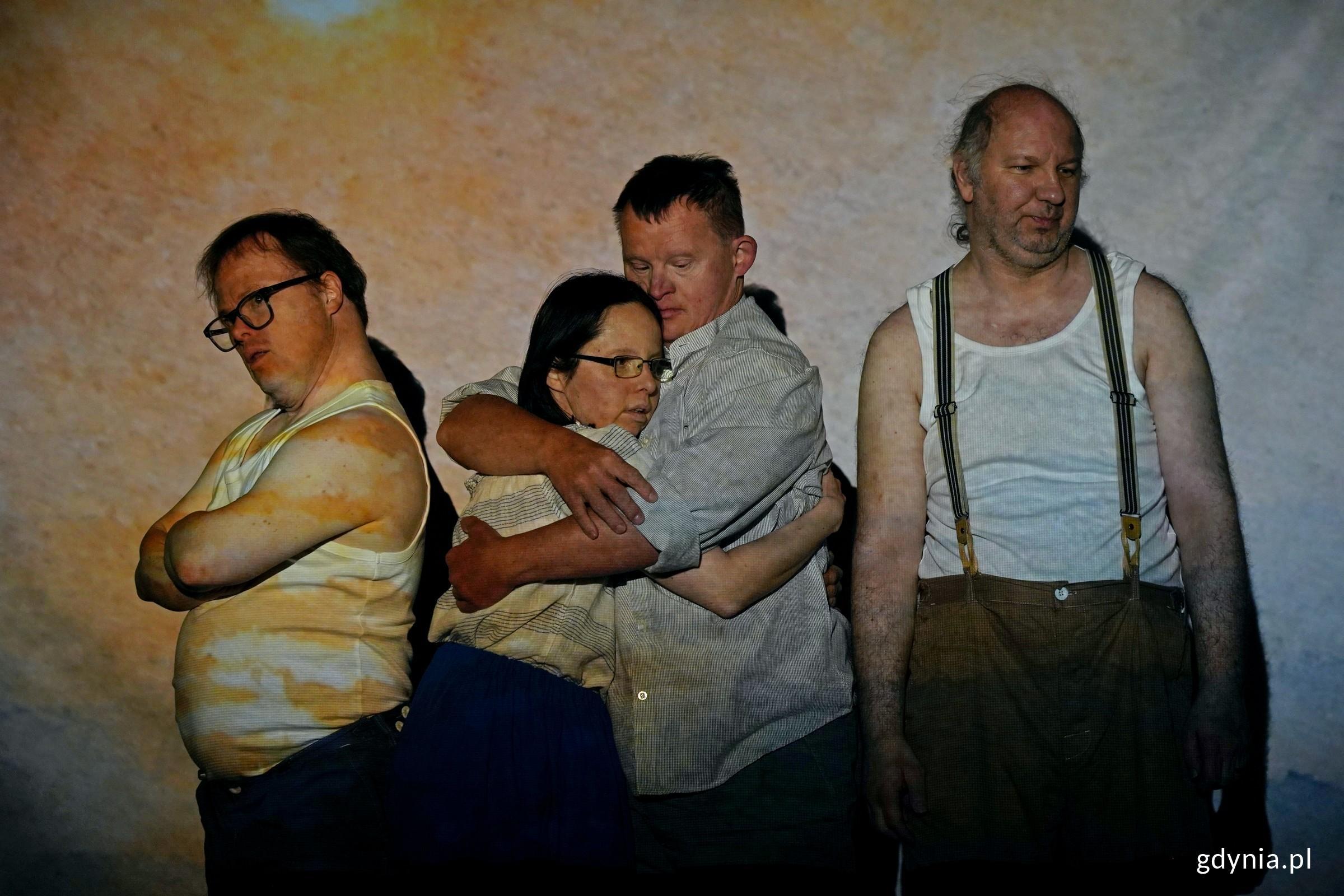 Zdjęcie z pr&oacute;by spektaklu &bdquo;Miasto moje '26&rdquo; Teatru Biuro Rzeczy Osobistych. Aktorzy w scenie zbiorowej (fot. Magdalena Czernek)