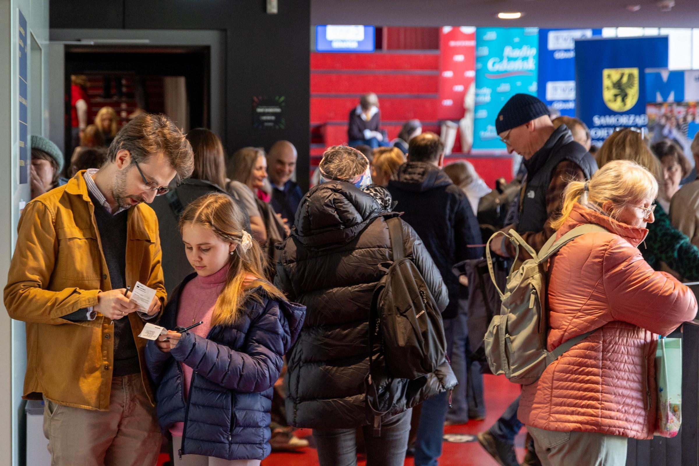 Widzowie przed salą kinową w Gdyńskim Centrum Filmowym im. Leszka Kopcia (fot. Anna Rezulak)