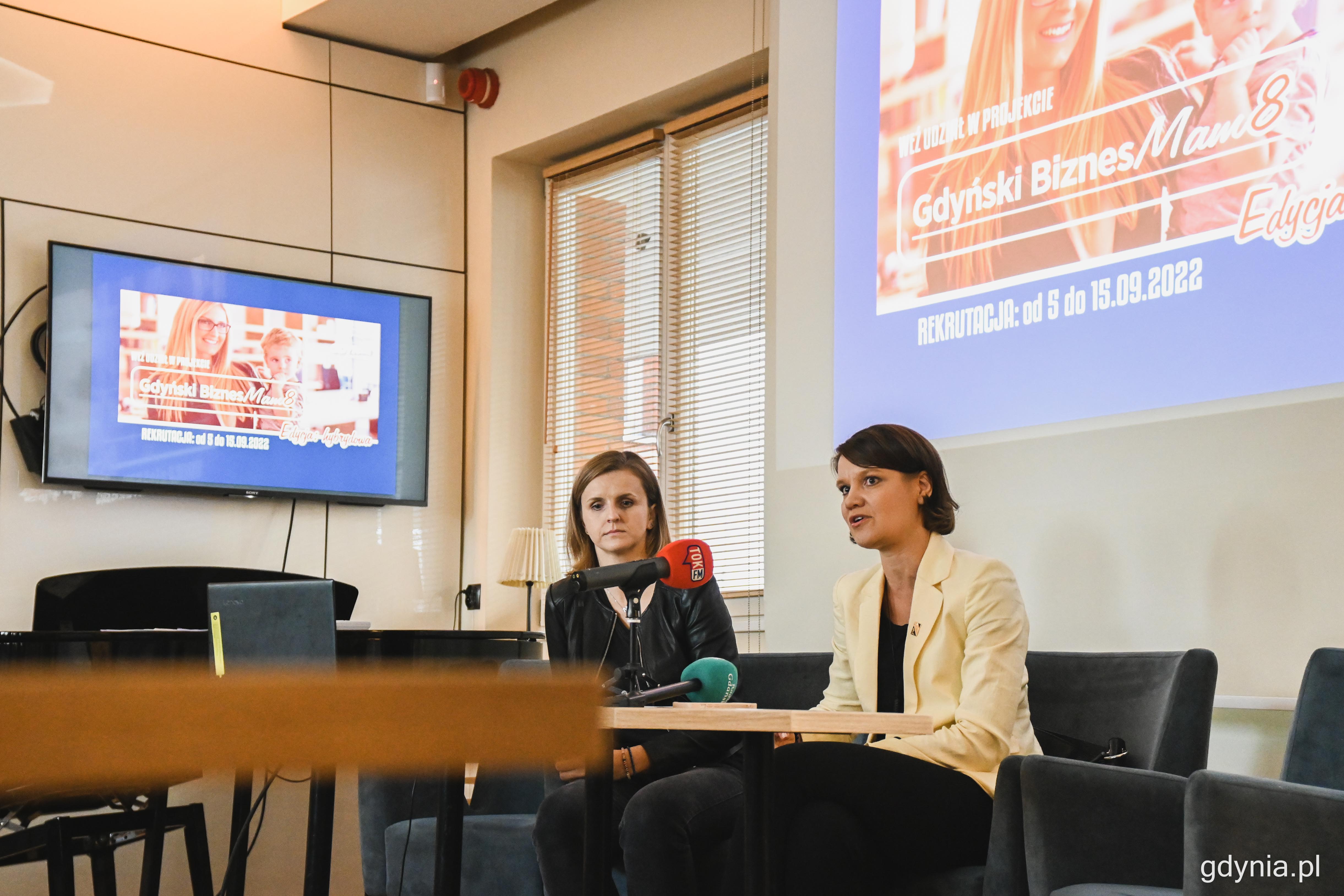 Katarzyna Gruszecka-Spychała, wiceprezydent Gdyni ds. gospodarki (z prawej strony) i Magdalena Urban z Gdyńskiego Centrum Wspierania Przedsiębiorczości (z lewej strony) zapowiadają kolejną edycję projektu podczas konferencji prasowej, fot. Kamil Złoch