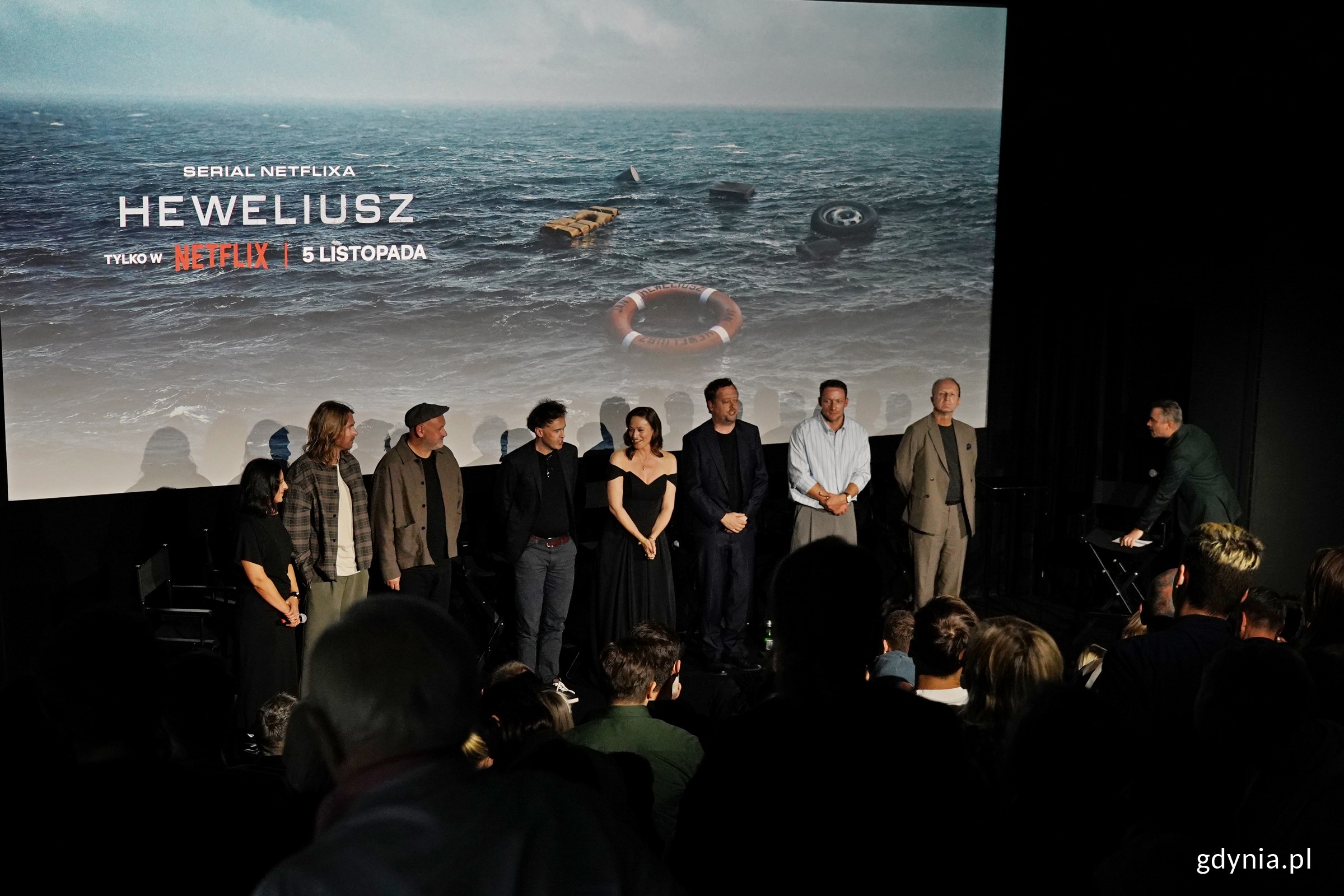 Aktorzy i tw&oacute;rcy serialu &bdquo;Heweliusz&rdquo; nagradzani owacjami na stojąco po spotkaniu w Gdyńskim Centrum Filmowym (fot. Magdalena Czernek)