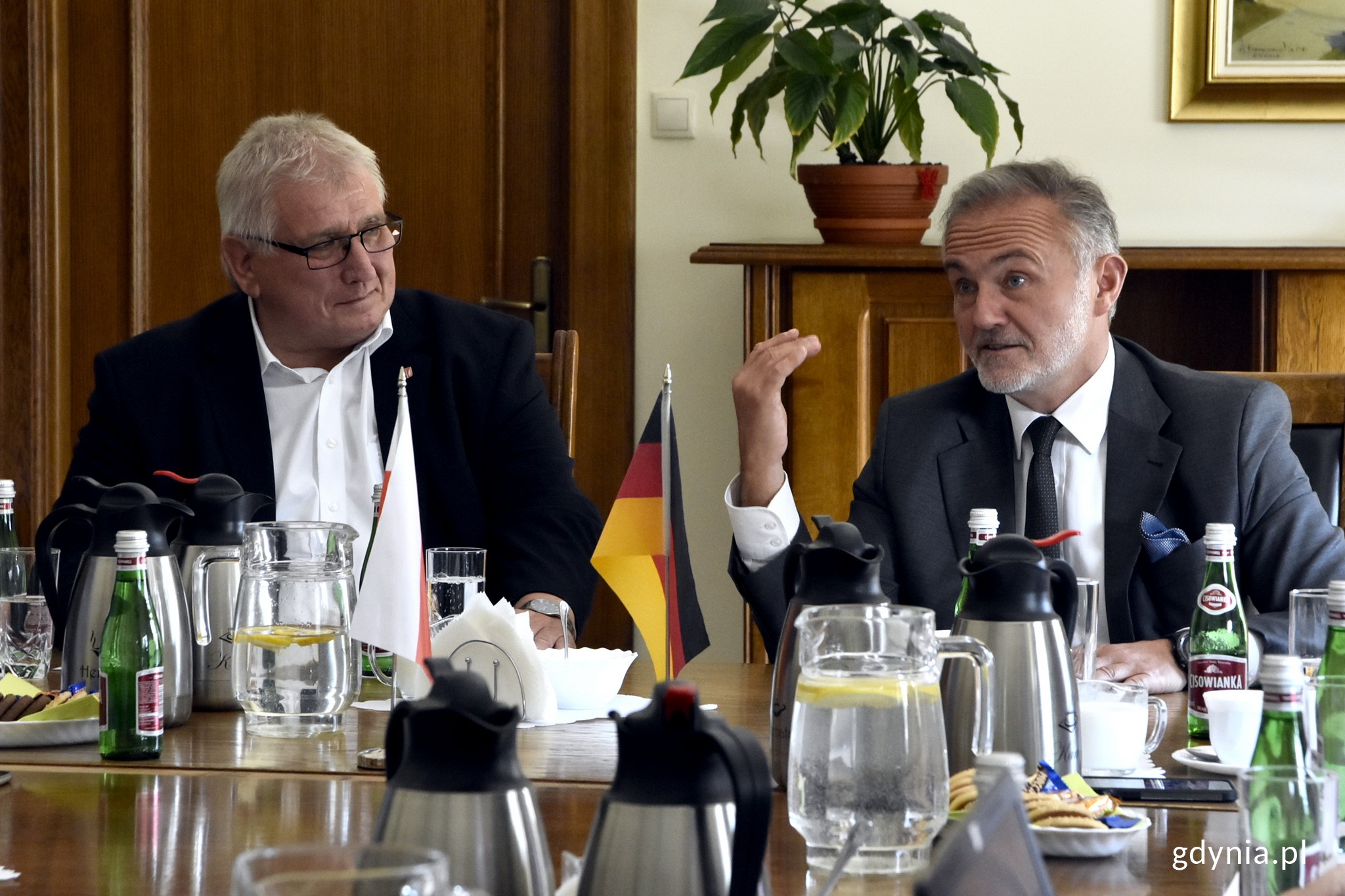 Od lewej: Klaus Schlie, przewodniczący Parlamentu Kraju Związkowego Szlezwika-Holsztynu i Wojciech Szczurek, prezydent Gdyni, fot. Jan Ziarnicki.