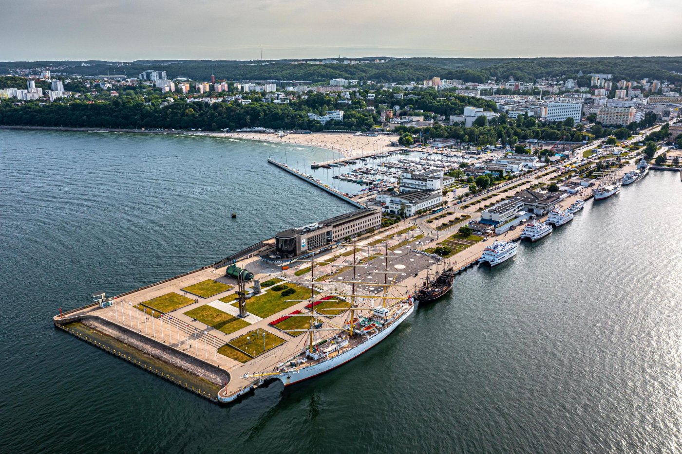 Zdjęcie lotnicze, Molo Południowe w Gdyni, widoczny fragment plaży i nabrzeża
