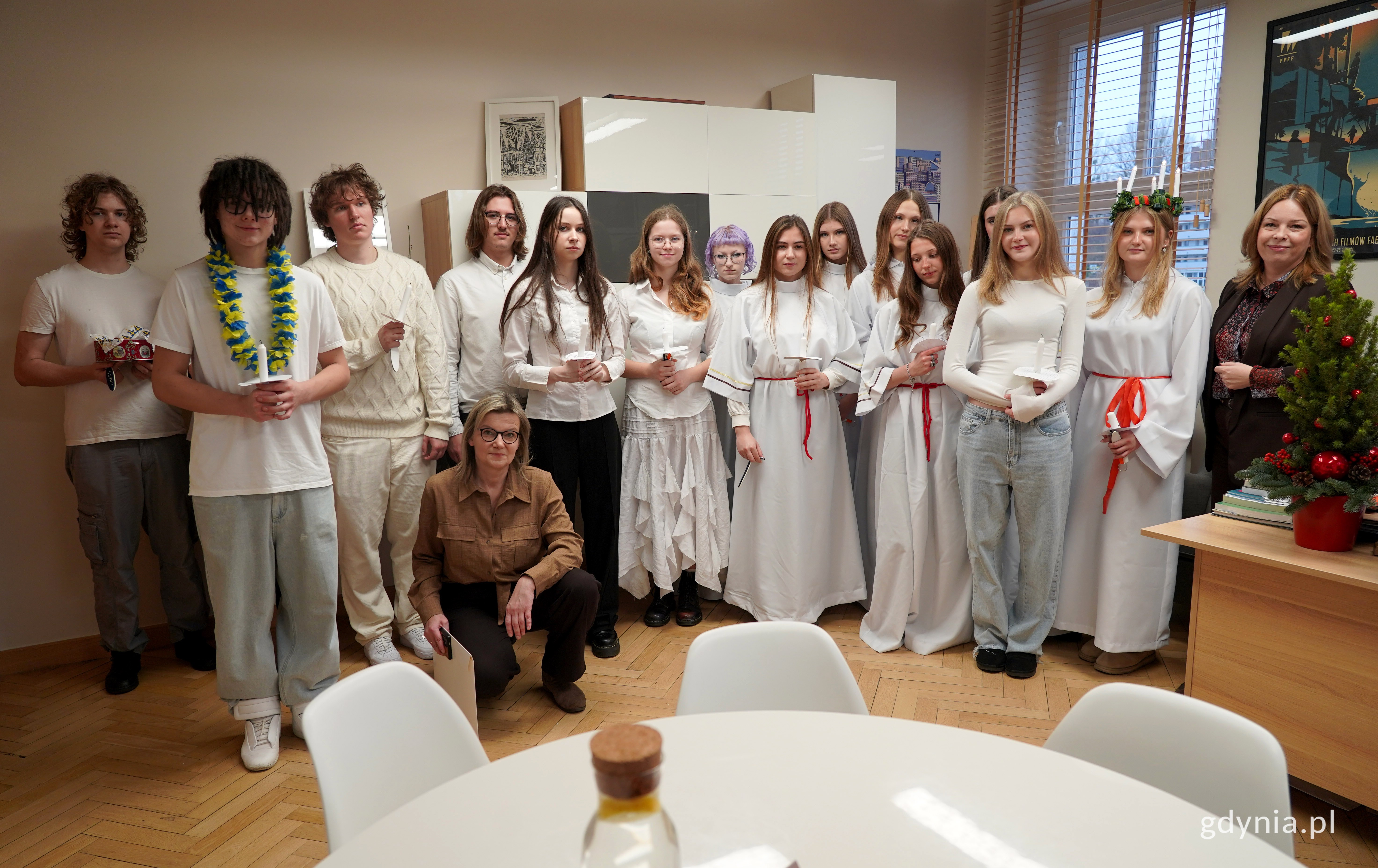 Na zdjęciu uczniowie z nauczycielką i wiceprezydent Oktawią Gorzeńską