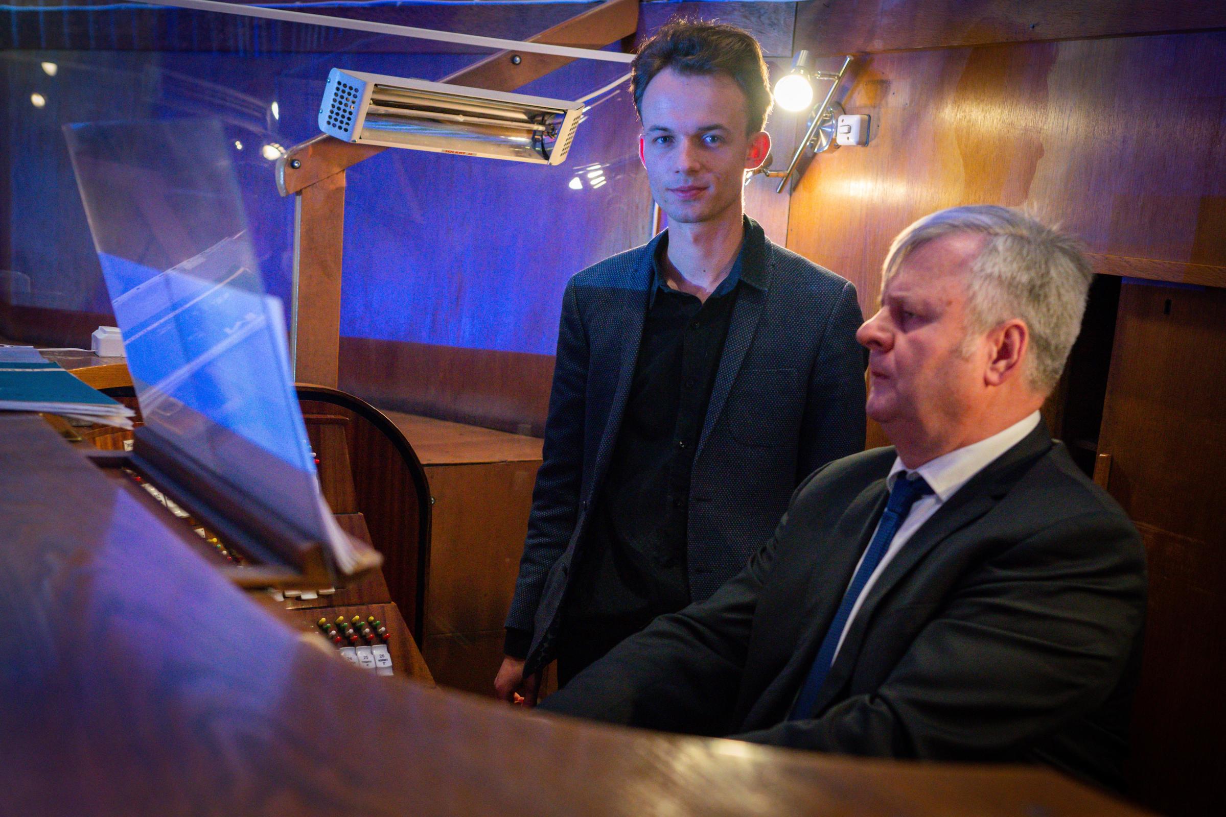 Roman Perucki w towarzystwie Filipa Kotkiewicza podczas koncertu &bdquo;Toccata con Fuga: muzyka organowa Bacha&rdquo;, kt&oacute;ry odbył się w ramach 26. edycji festiwalu Gdynia Classica Nova // fot. Anna Rezulak