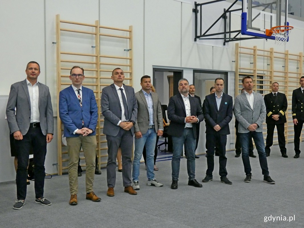 W otwarciu Centrum Sportu i Rekreacji Uniwersytetu Morskiego uczestniczyli m.in.: Jakub Ubych - wiceprzewodniczący Rady Miasta Gdyni, Przemysław Dalecki - dyrektor Gdyńskiego Centrum Sportu, Tomasz Cząstka i Paweł Brutel - zastępcy dyrektora Gdyńskiego Centrum Sportu, Dawid Biernacik - radny Gdyni (fot. Magdalena Czernek)