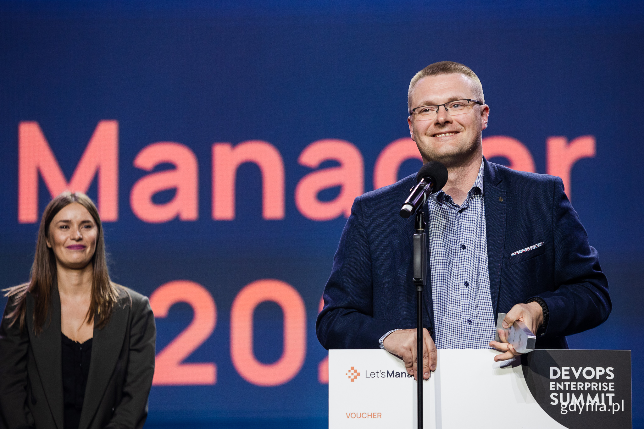 Łukasz Niedzwiedzki&nbsp;z SoftServe po odebraniu gł&oacute;wnej nagrody w konkursie IT Manager of Tomorrow Awards // fot. Karol Stańczak