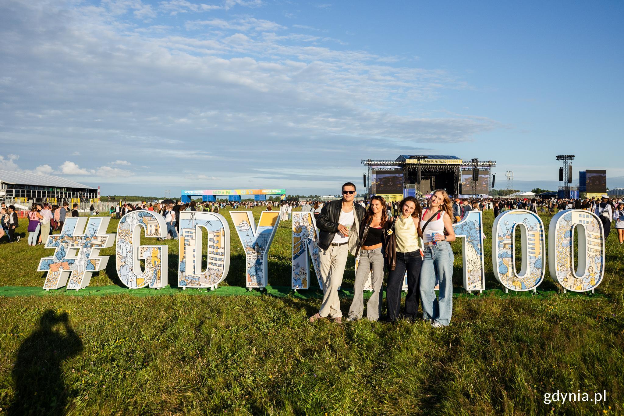 Uczestnicy festiwalu przy hashtagu #Gdynia100 (fot. Karol Stańczak)
