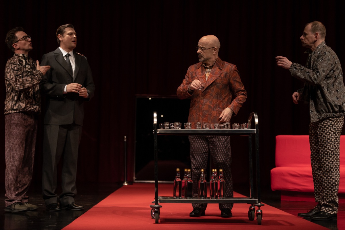 Bogdan Smagacki w roli Dmuchalskiego w spektaklu &bdquo;Niewolnice z Pipid&oacute;wki&rdquo; (fot. Roman Jocher)