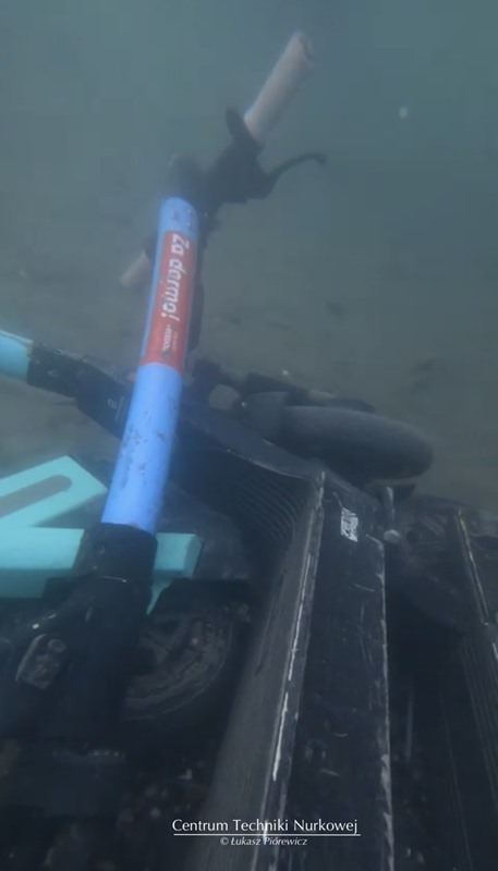 Zatopione hulajnogi. Zdjęcia: Łukasz Pi&oacute;rewicz/Centrum Techniki Nurkowej Gdynia 