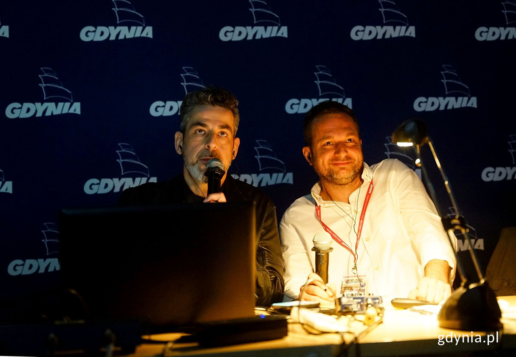 Łukasz Gruszka i Sławomir Skalmierski opowiadają o wyprawie "Arktyczna przygoda pod żaglami: Spitsbergen &ndash; Grenlandia - Islandia". Fot. Mirosław Pieślak 