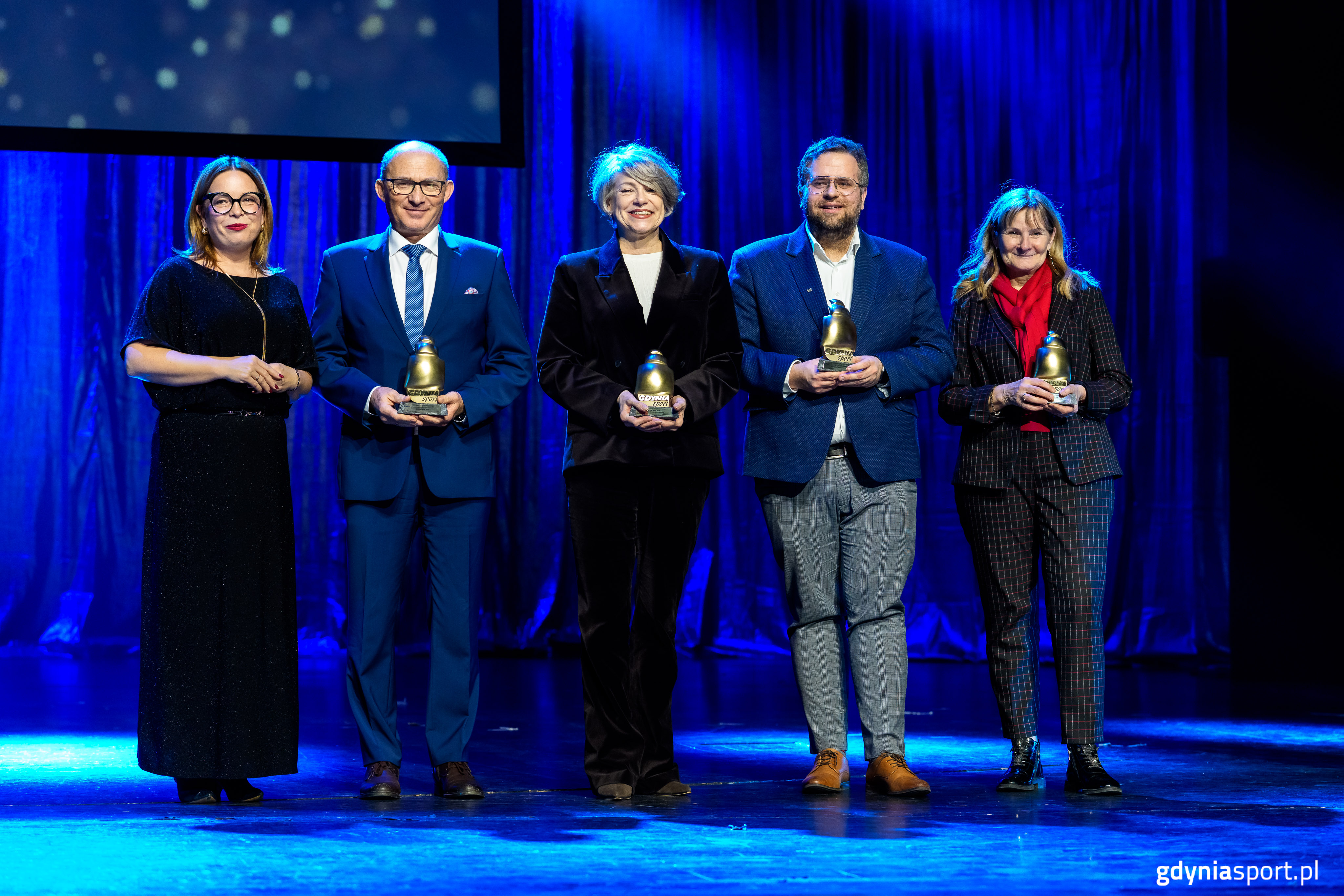 Na scenie Teatru Muzycznego w Gdyni stoją dyrektorzy nagrodzonych szk&oacute;ł  oraz wiceprezydentka Gdyni Oktawia Gorzeńska