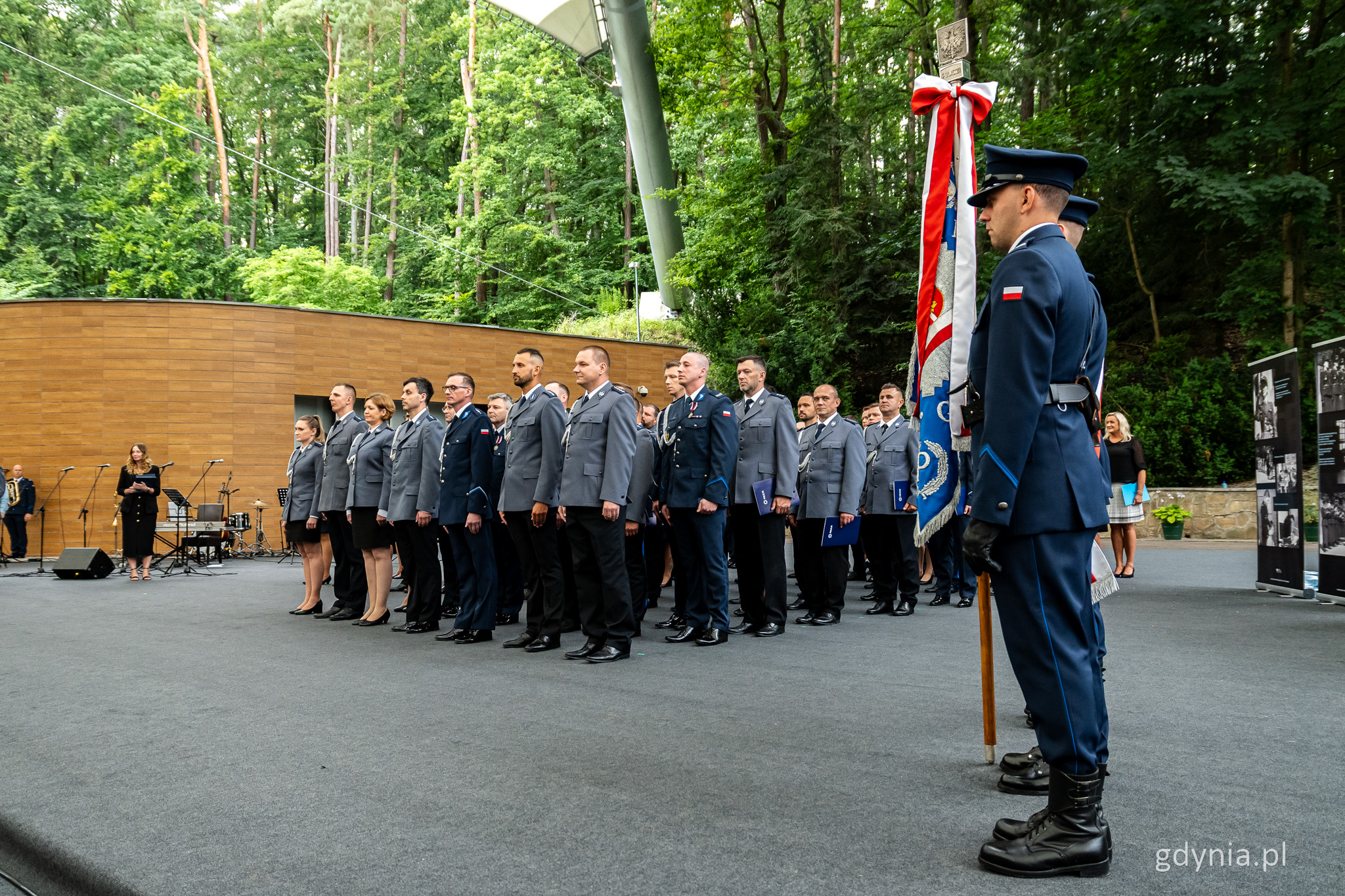 Scena Opery Leśnej w Sopocie, w szeregach stoją policjanci, kilkadziesiąt os&oacute;b