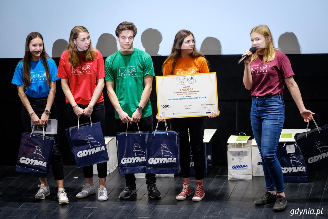Finaliści konkursu &bdquo;Junior Biznes&rdquo; odebrali nagrody i wyr&oacute;żnienia podczas Gali Finałowej w Gdyńskim Centrum Filmowym - drużyna VI LO w Gdyni, kt&oacute;ra wygrała kategorię Junior Biznes OPEN, fot. Dawid Linkowski