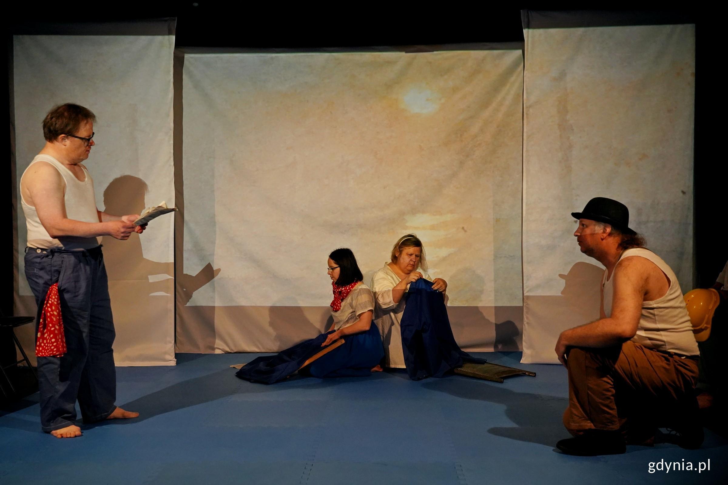 Zdjęcie z pr&oacute;by spektaklu &bdquo;Miasto moje '26&rdquo; Teatru Biuro Rzeczy Osobistych. Aktorzy w scenie zbiorowej (fot. Magdalena Czernek)