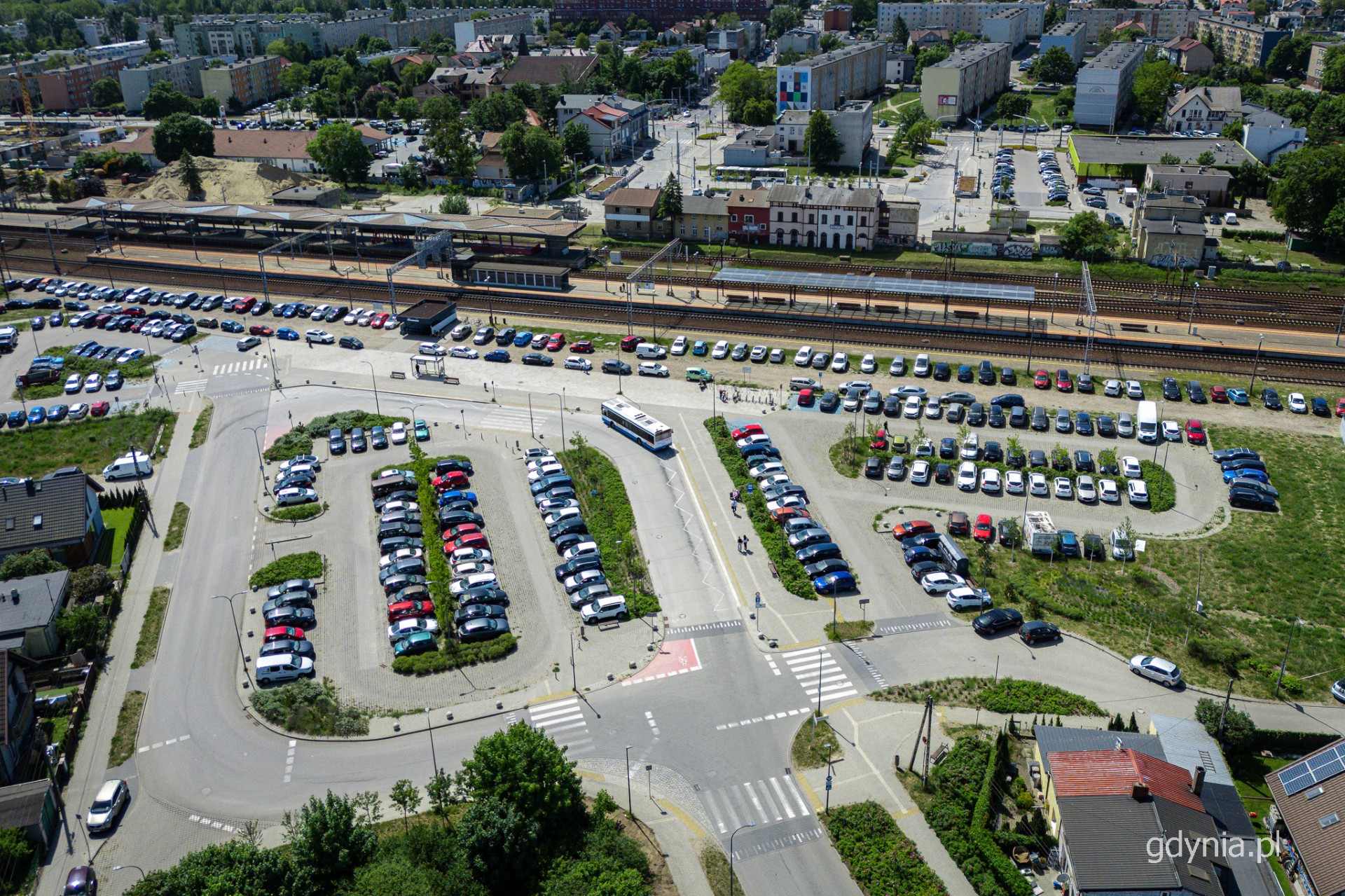 Widok z lotu ptaka na parking i stację Gdynia Chylonia, fot. Kamil Złoch