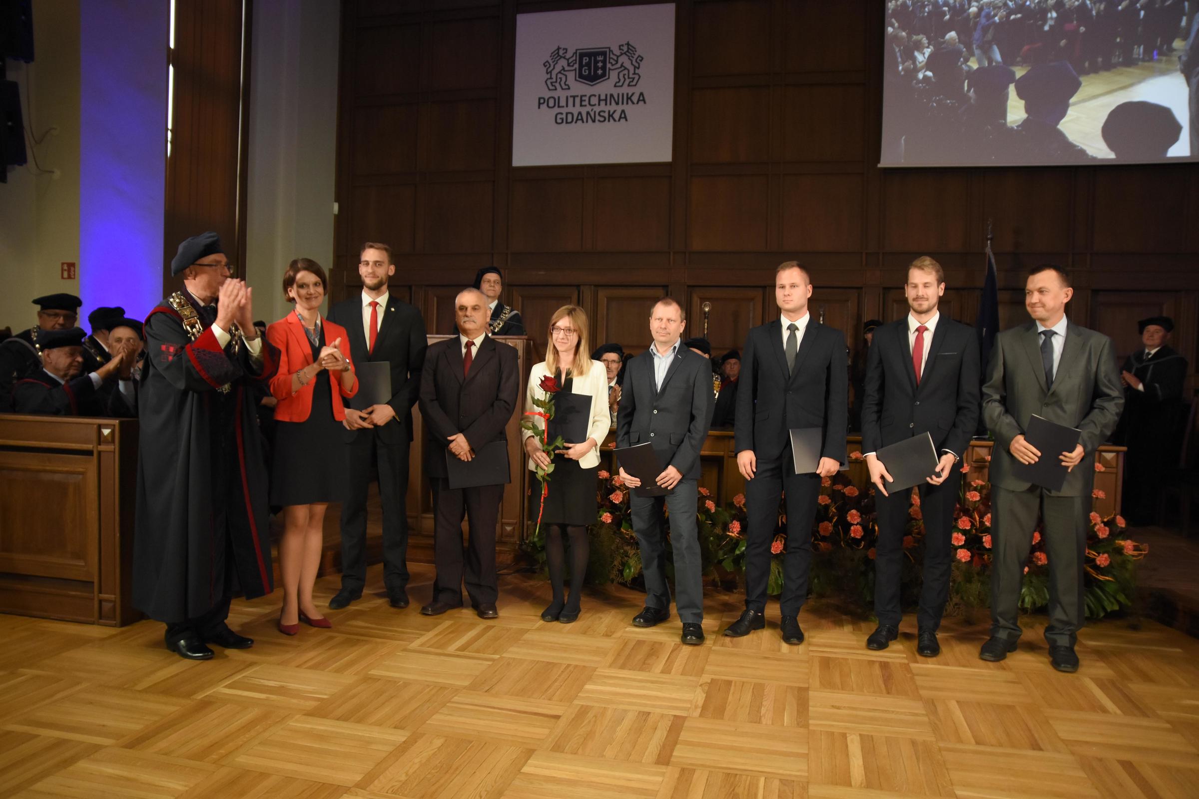 Od lewej: prof. Jacek Namieśnik, rektor PG, Katarzyna Gruszecka-Spychała, wiceprezydent Gdyni ds. gospodarki oraz zdobywca nagrody i wyr&oacute;żnieni absolwenci wraz z promotorami, fot. Jan Ziarnicki