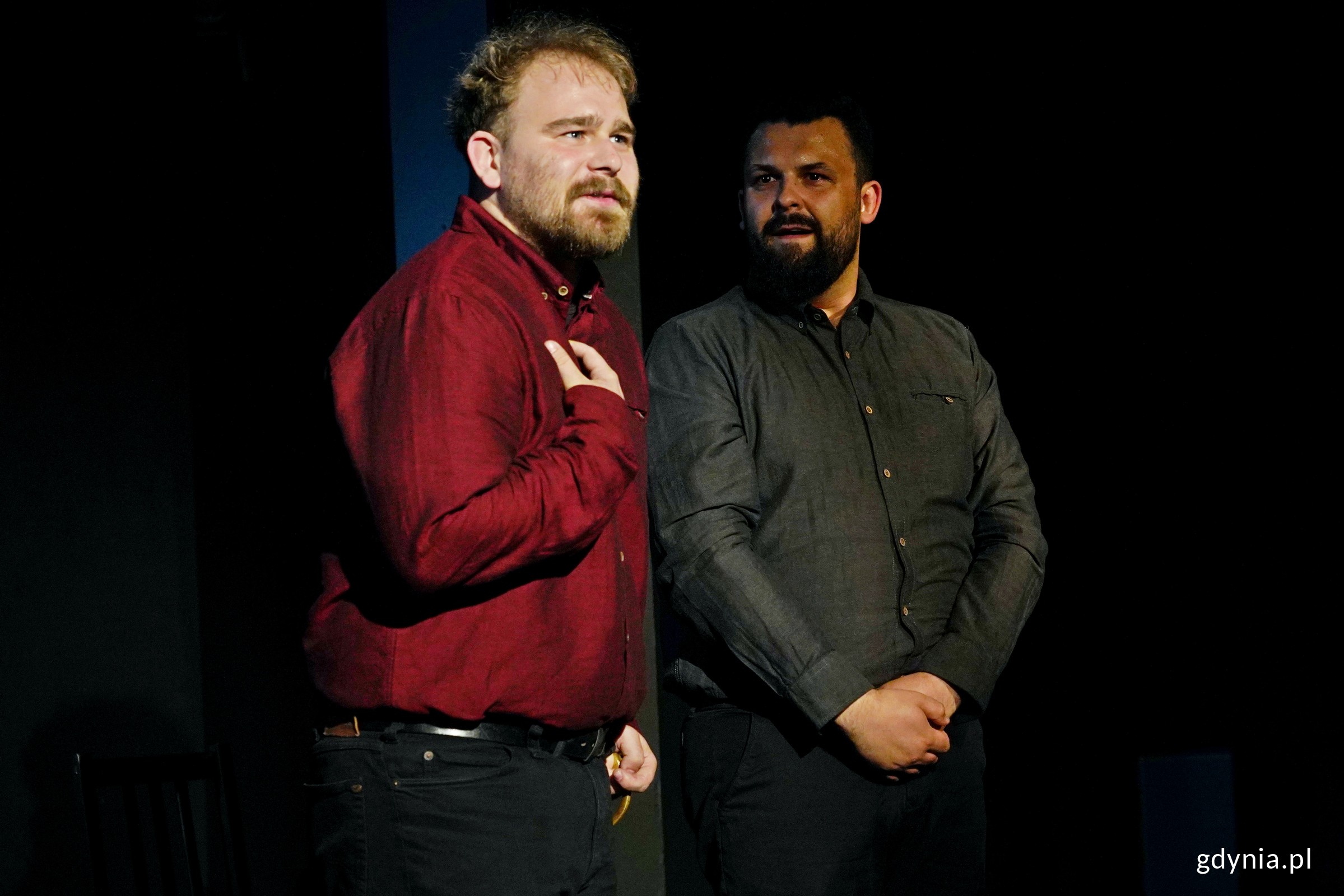 Mieszko Wierciński i Błażej Tachasiuk podczas pr&oacute;by spektaklu &bdquo;Pamiętniki niecnotnego Zagłoby&rdquo; w Teatrze Gdynia Gł&oacute;wna (fot. Magdalena Czernek)