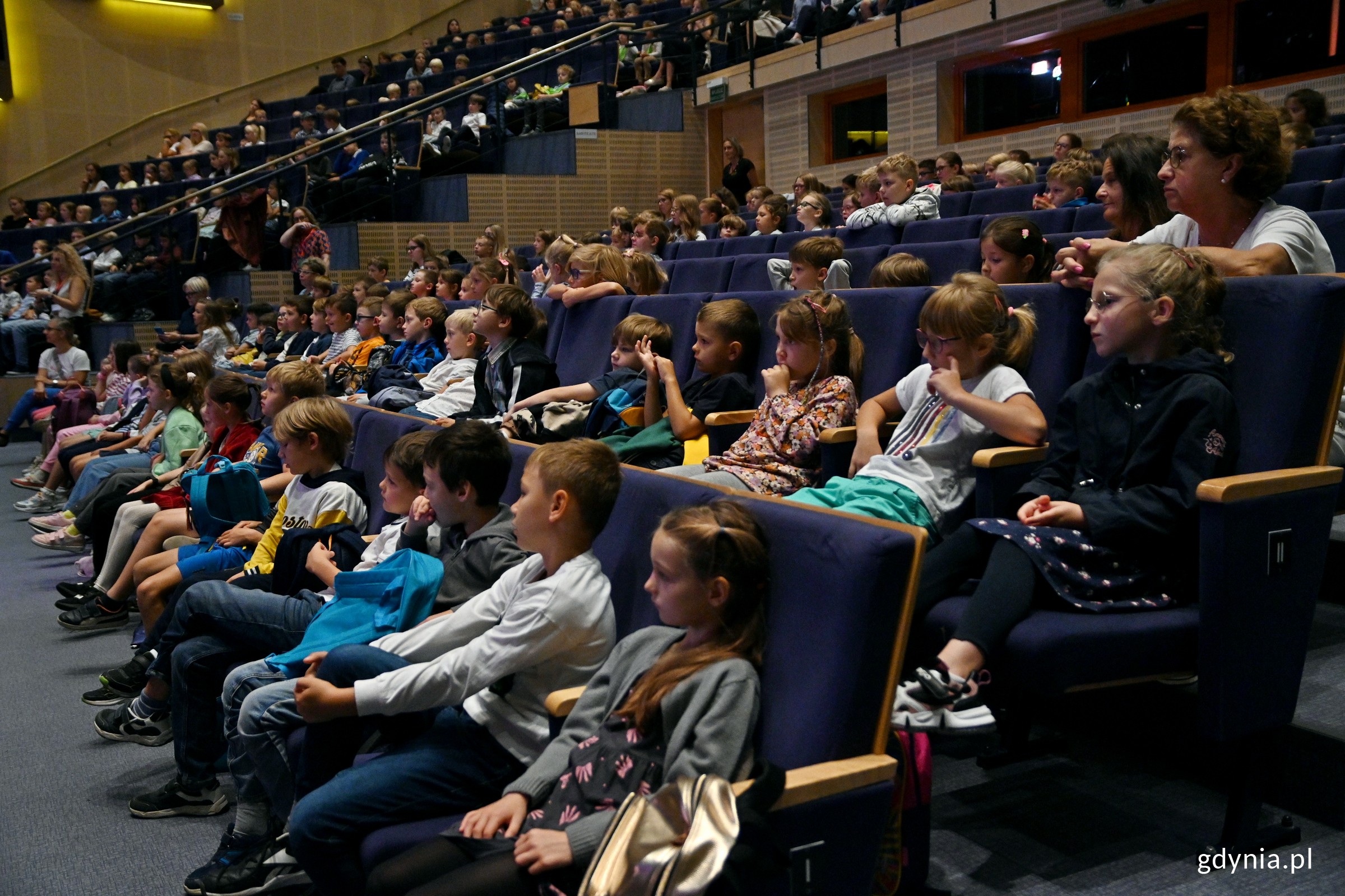 Młodzi widzowie przed pokazem &bdquo;Smoka Diplodoka&rdquo; (fot. Magdalena Czernek)