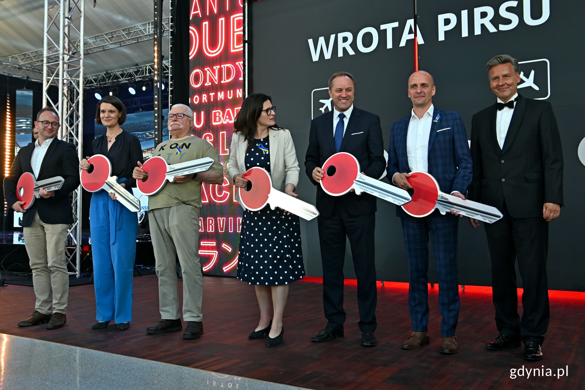 Od lewej: Marcin Skwierawski - wiceprezydent Sopotu, Katarzyna Gruszecka-Spychała - wiceprezydent Gdyni, Lech Wałęsa - były prezydent RP, Aleksandra Dulkiewicz - prezydent Gdańska, Mieczysław Struk - marszałek wojew&oacute;dztwa pomorskiego, Piotr Ciechowicz - przewodniczący rady nadzorczej Portu Lotniczego Gdańsk, Tomasz Kloskowski - prezes zarządu Portu Lotniczego Gdańsk // fot. Magdalena Czernek