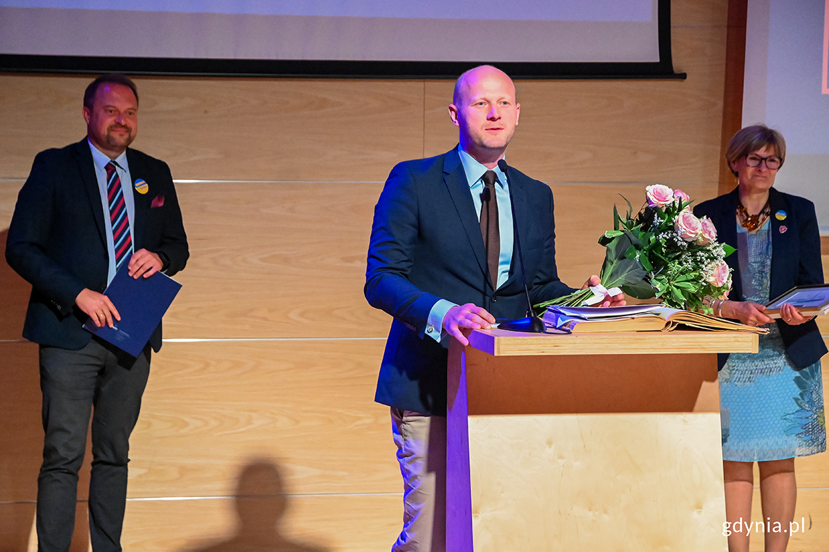 Wiceprezydent Gdyni Bartosz Bartoszewicz na obchodach 90. jubileuszu II LO w Gdyni, zorganizowanych w PPNT. Fot. Magda Śliżewska