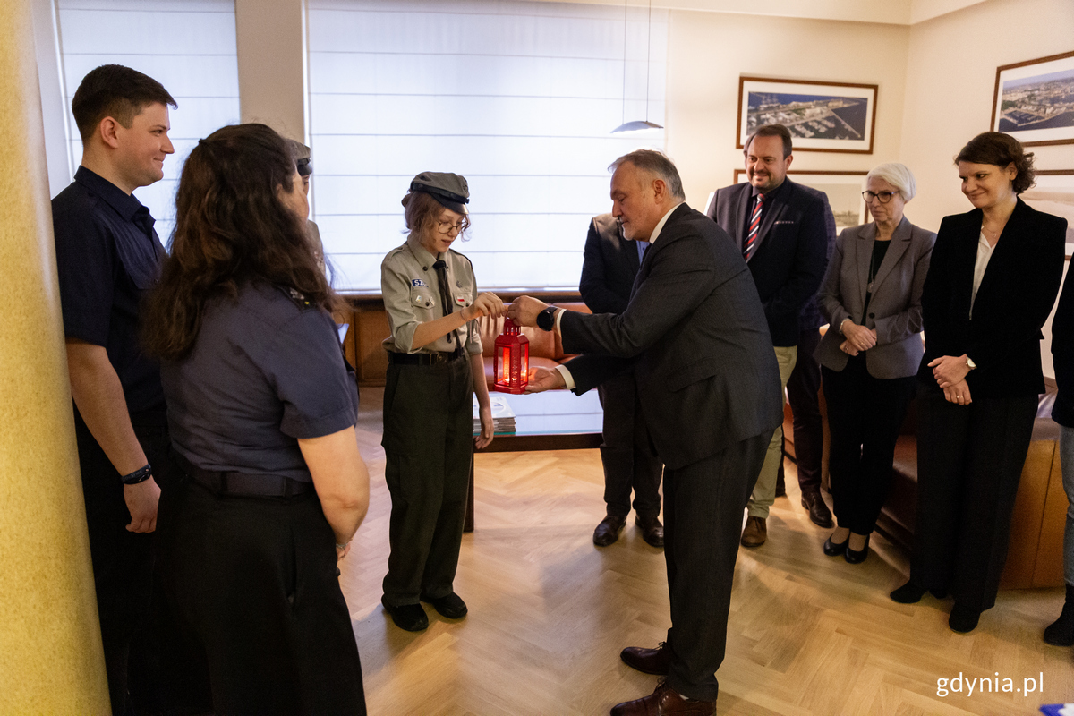 Prezydent Gdyni Wojciech Szczurek odbiera Betlejemskie Światełko Pokoju z rąk harcerski Amelii Michalskiej. Za nim (od lewej): wiceprezydent Marek Łucyk i Joanna Zielińska - przewodnicząca Rady Miasta Gdyni i wiceprezydentka Katarzyna Gruszecka-Spychała