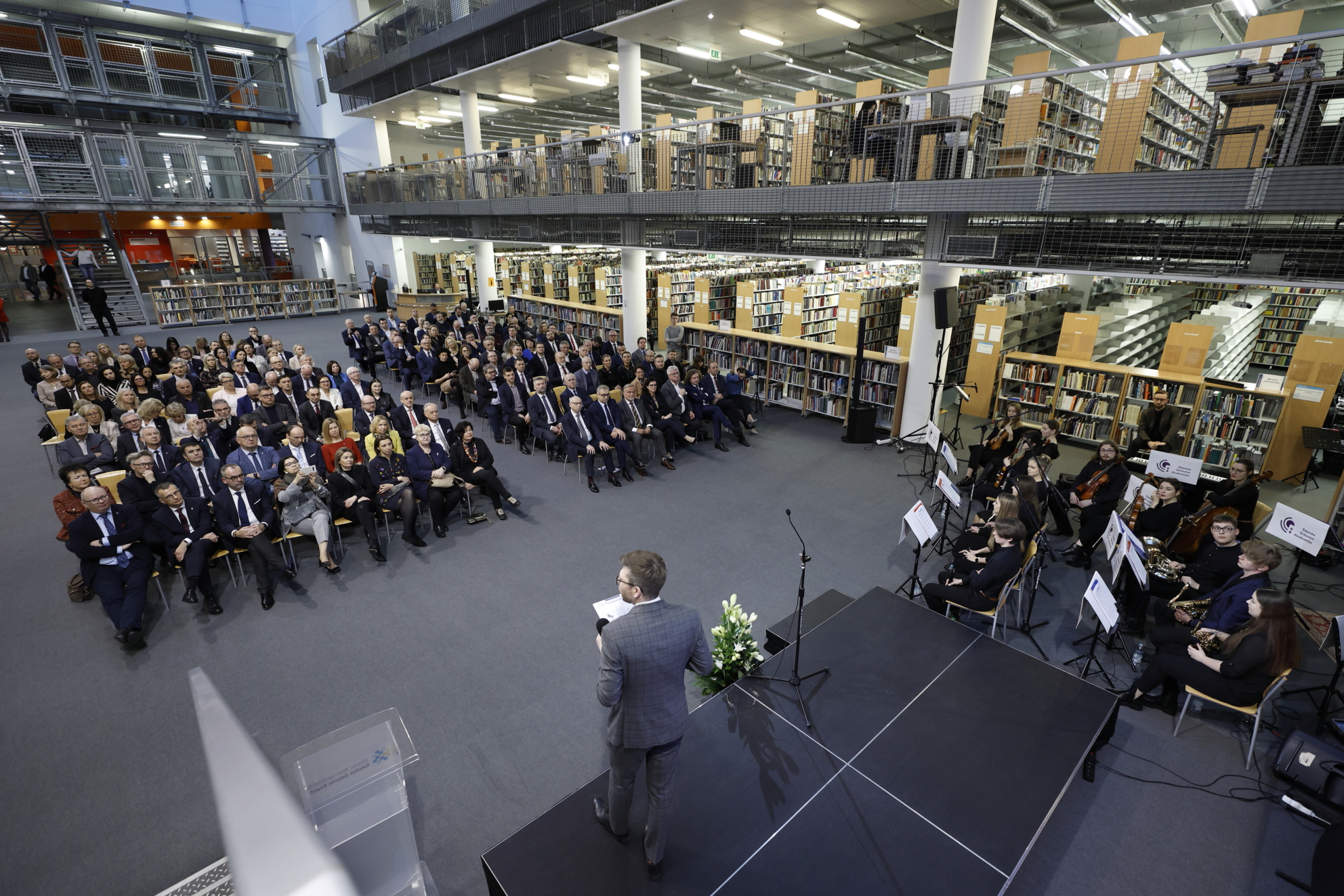 Goście zasiedli w bibliotece Uniwersytetu Gdańskiego - wsp&oacute;łorganizatorem spotkania w tym roku był Związek Uczelni w Gdańsku im. Daniela Fahrenheita, fot. mat. prasowe OMGGS