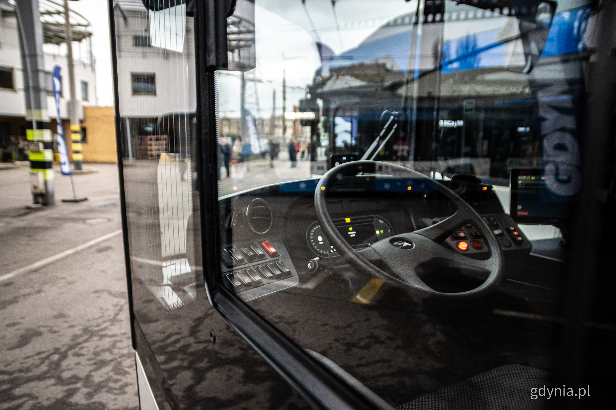 Zajezdnia PKT, prz&oacute;d trolejbusu Solaris, widoczna kabina kierowcy i kierownica