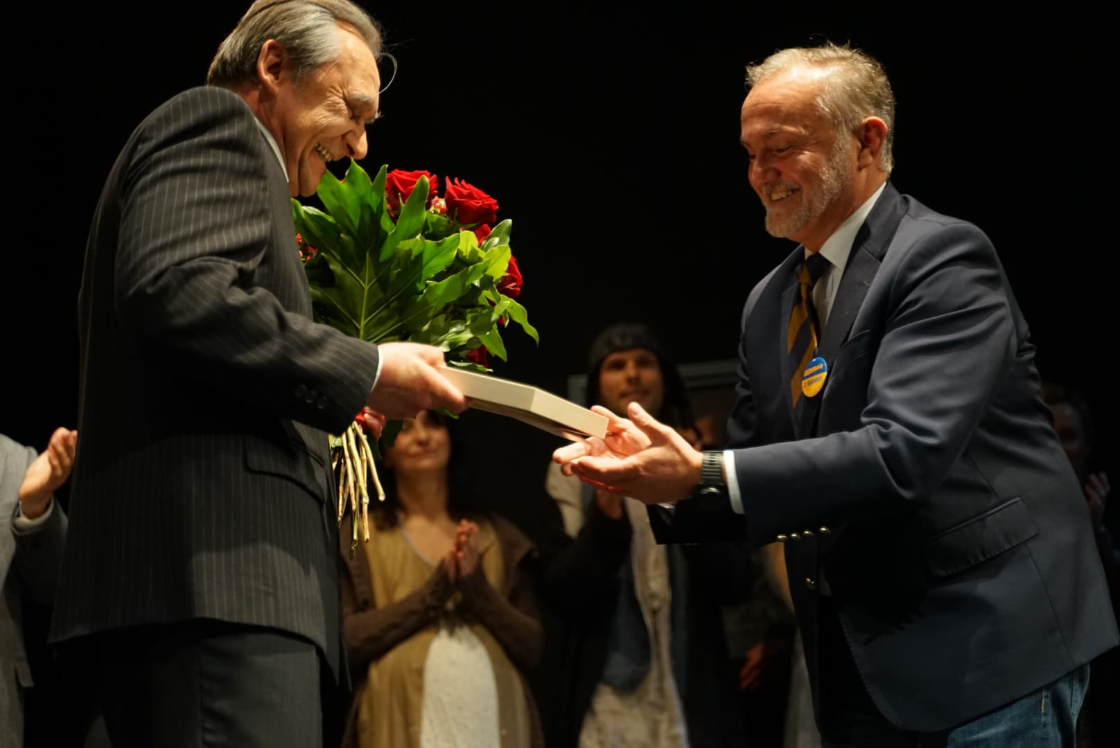 Prezydent Gdyni Wojciech Szczurek złożył gratulacje Grzegorzowi Wolfowi, kt&oacute;ry swiętował 25-lecie pracy artystycznej // fot. Kamil Złoch / Teatr Miejski w Gdyni